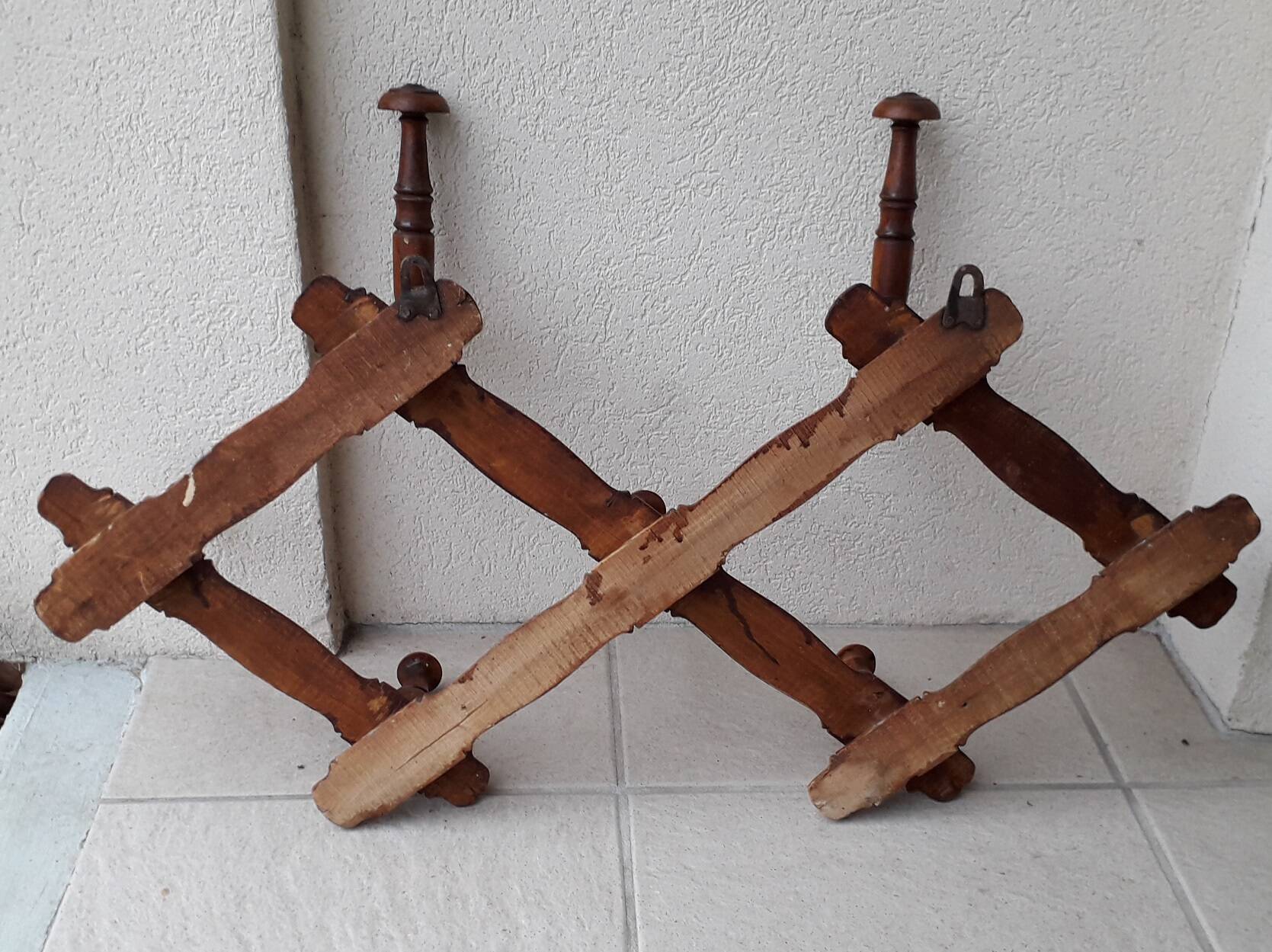 Extendable wooden coat rack