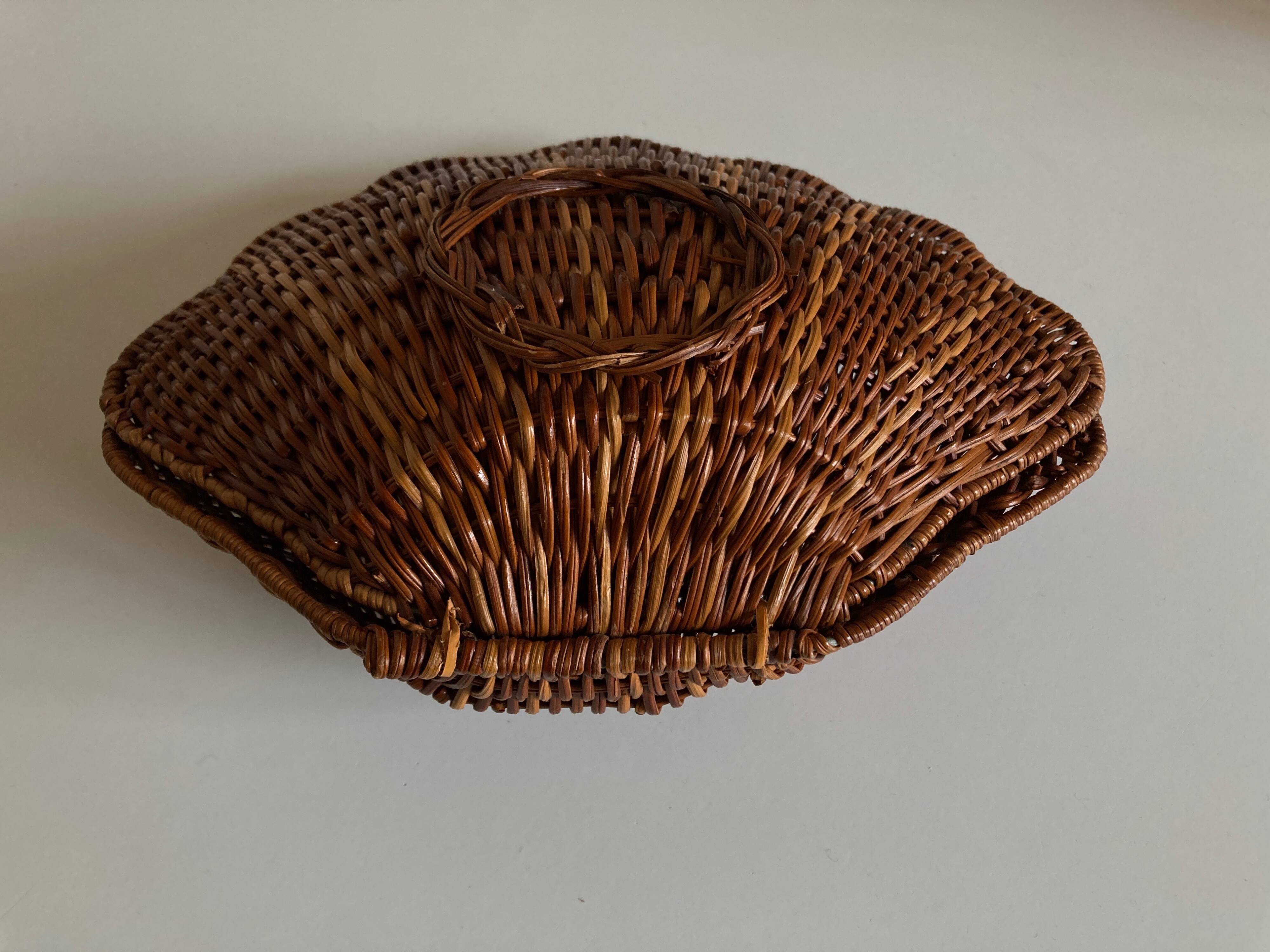 Empty corrugated shell pocket in wicker basket makers