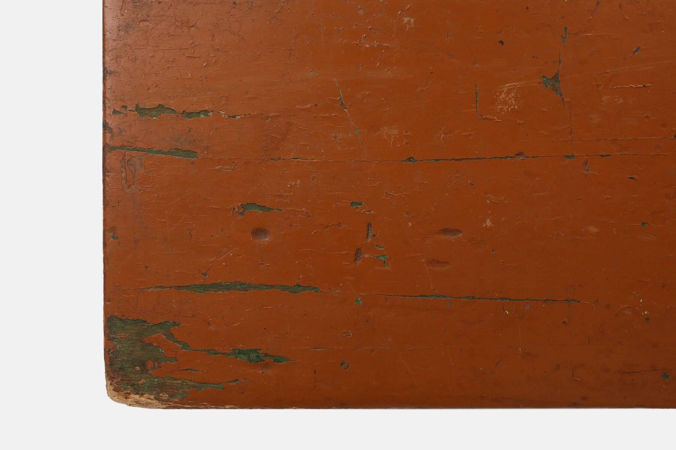 Tabouret bas rustique français en bois peint en terre cuite, années 1890.