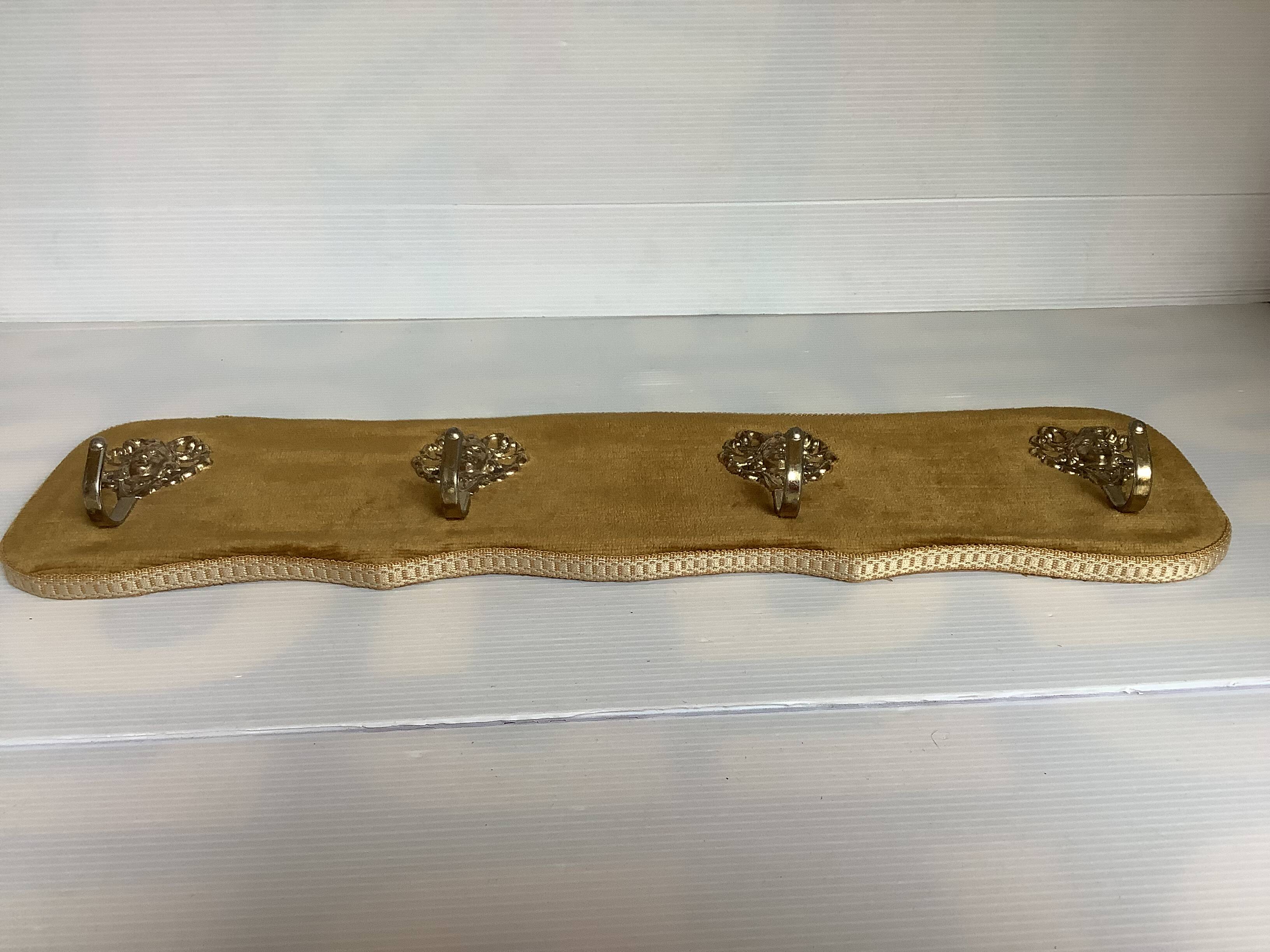 Porte manteau baroque velours ocre
