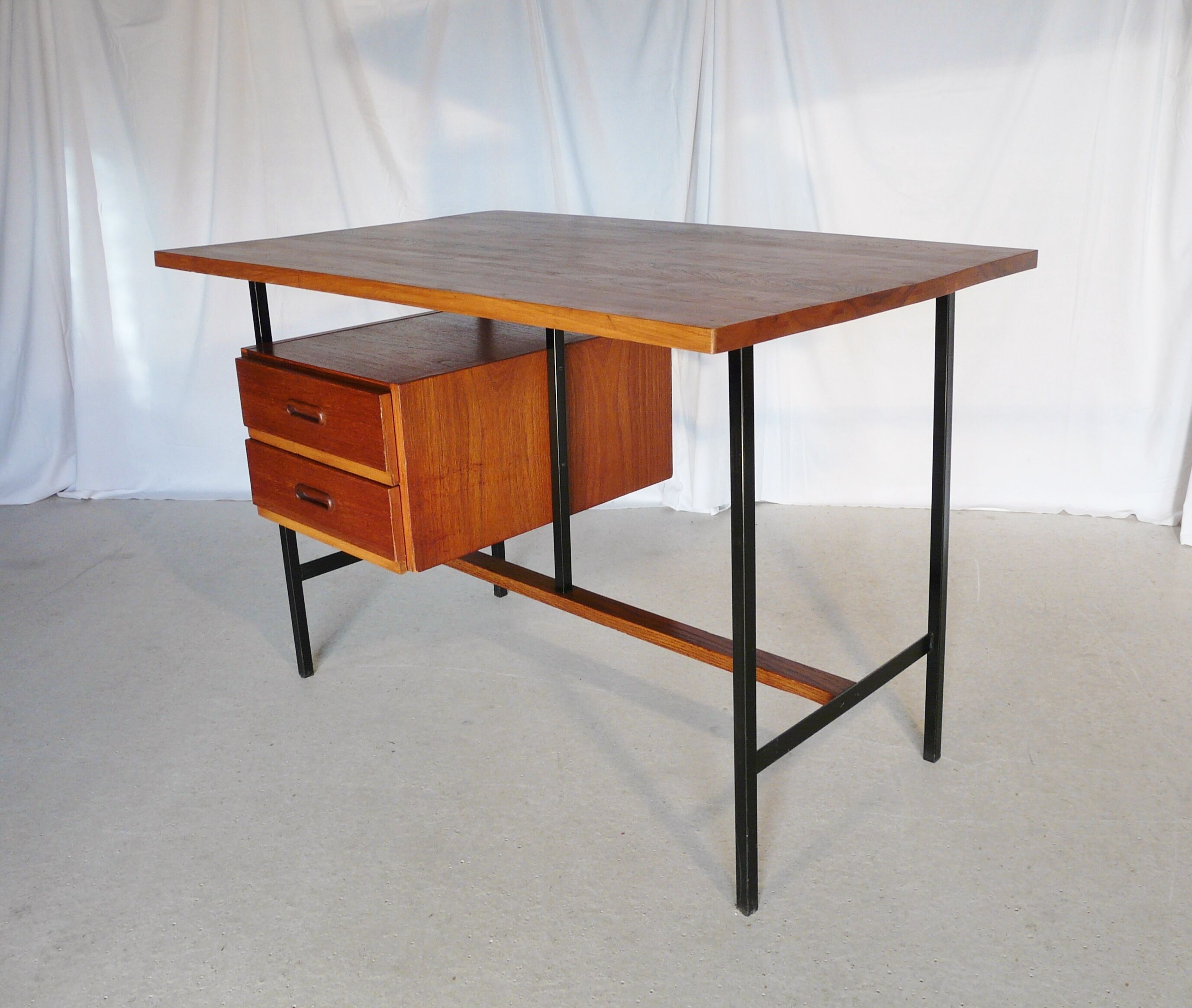 Modernist vintage desk in wood and black lace-up steel