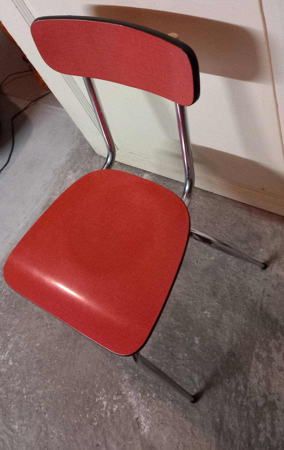 Extendable Table + 4 Chairs + 1 Stool - in Red Formica