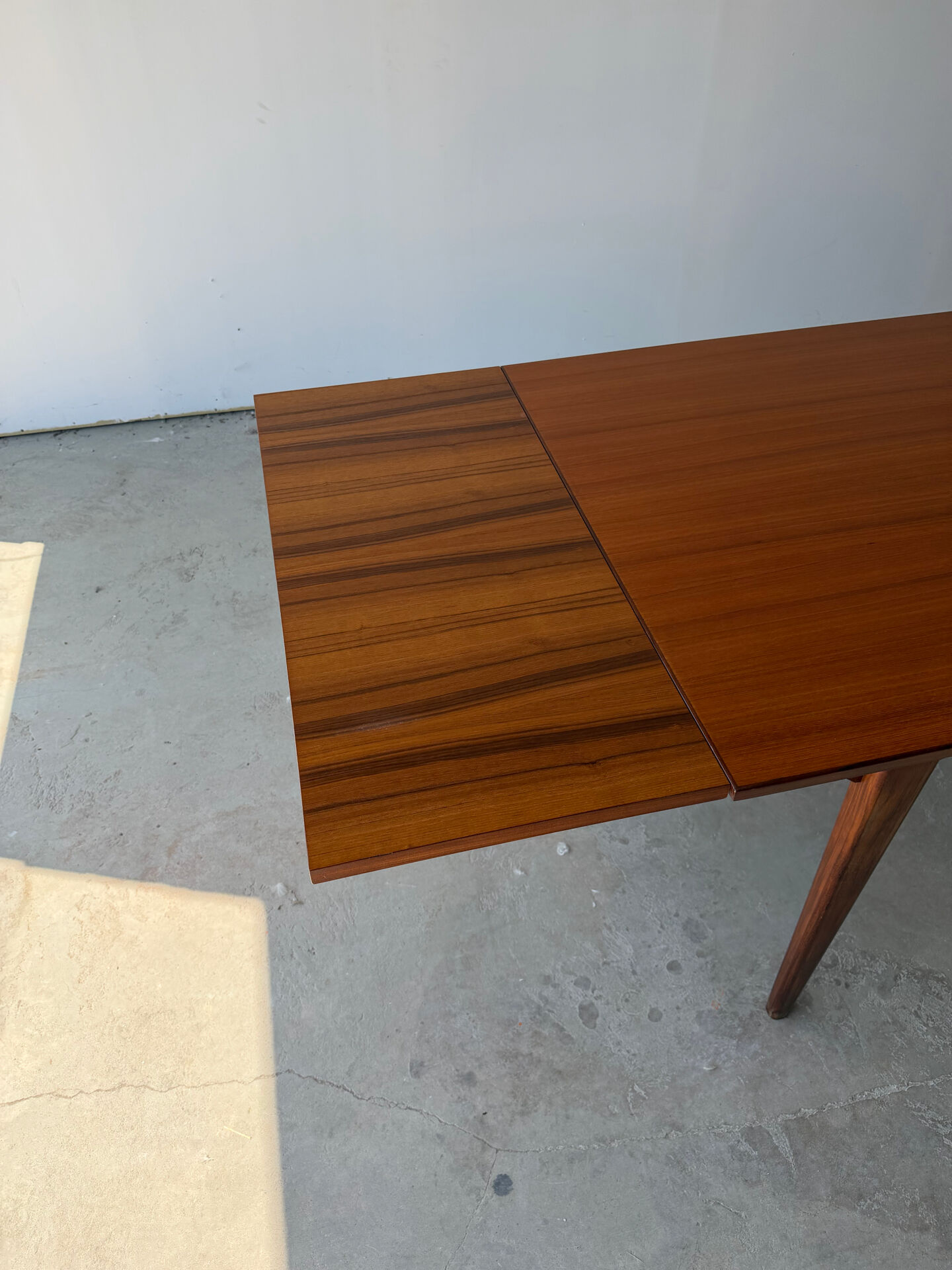 Rectangular extendable table in Scandinavian design made of solid teak.
