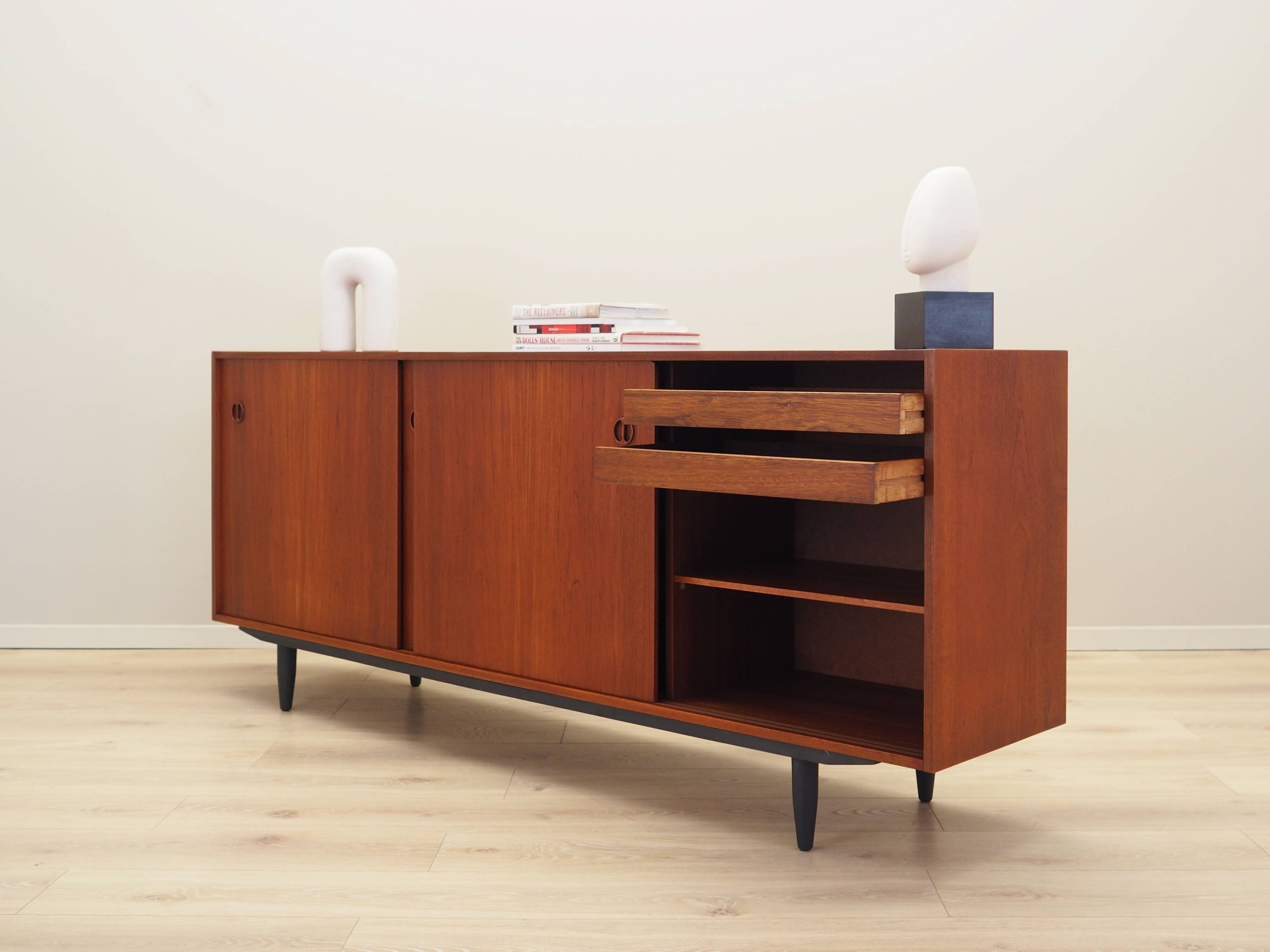 Buffet en teck, design danois, années 1970, production : Danemark