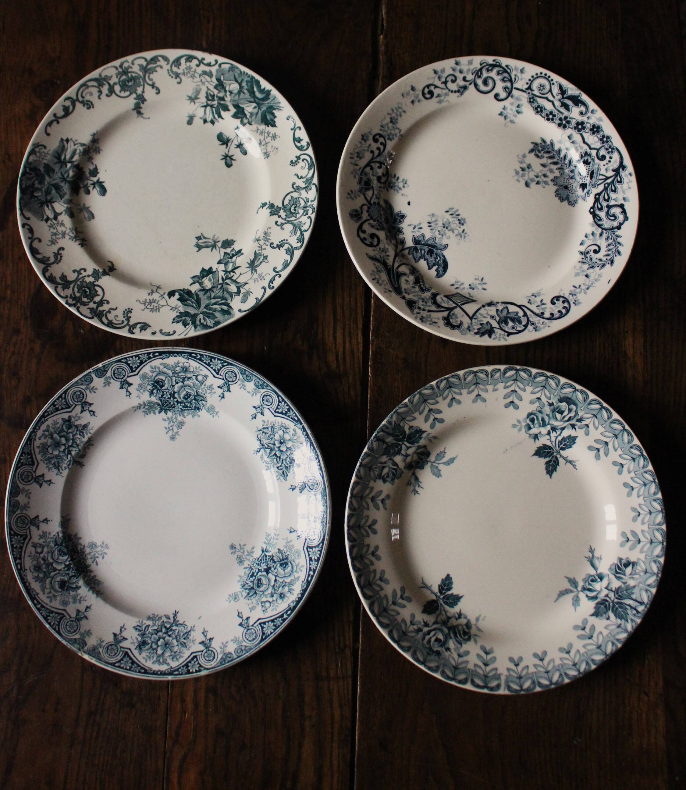 A set of 4 flat plates Terre de fer mismatched blue