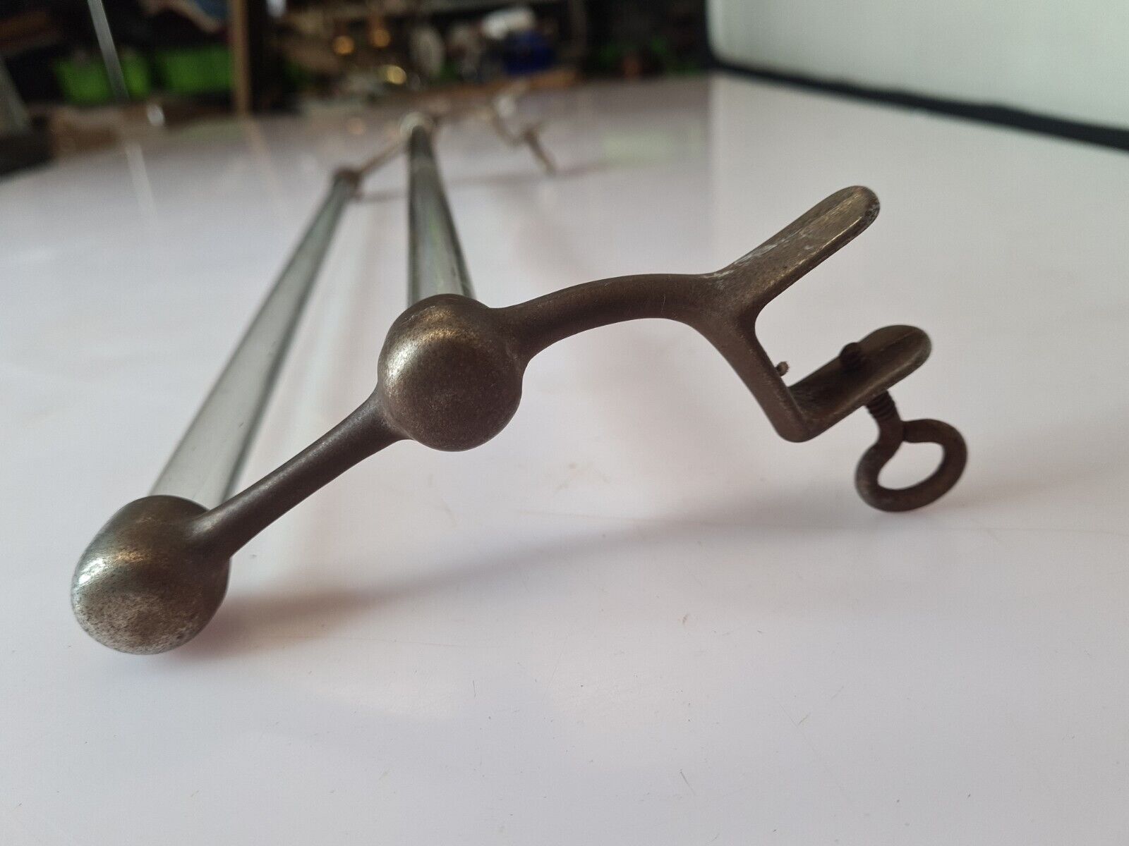 Towel rack in chrome iron and glass