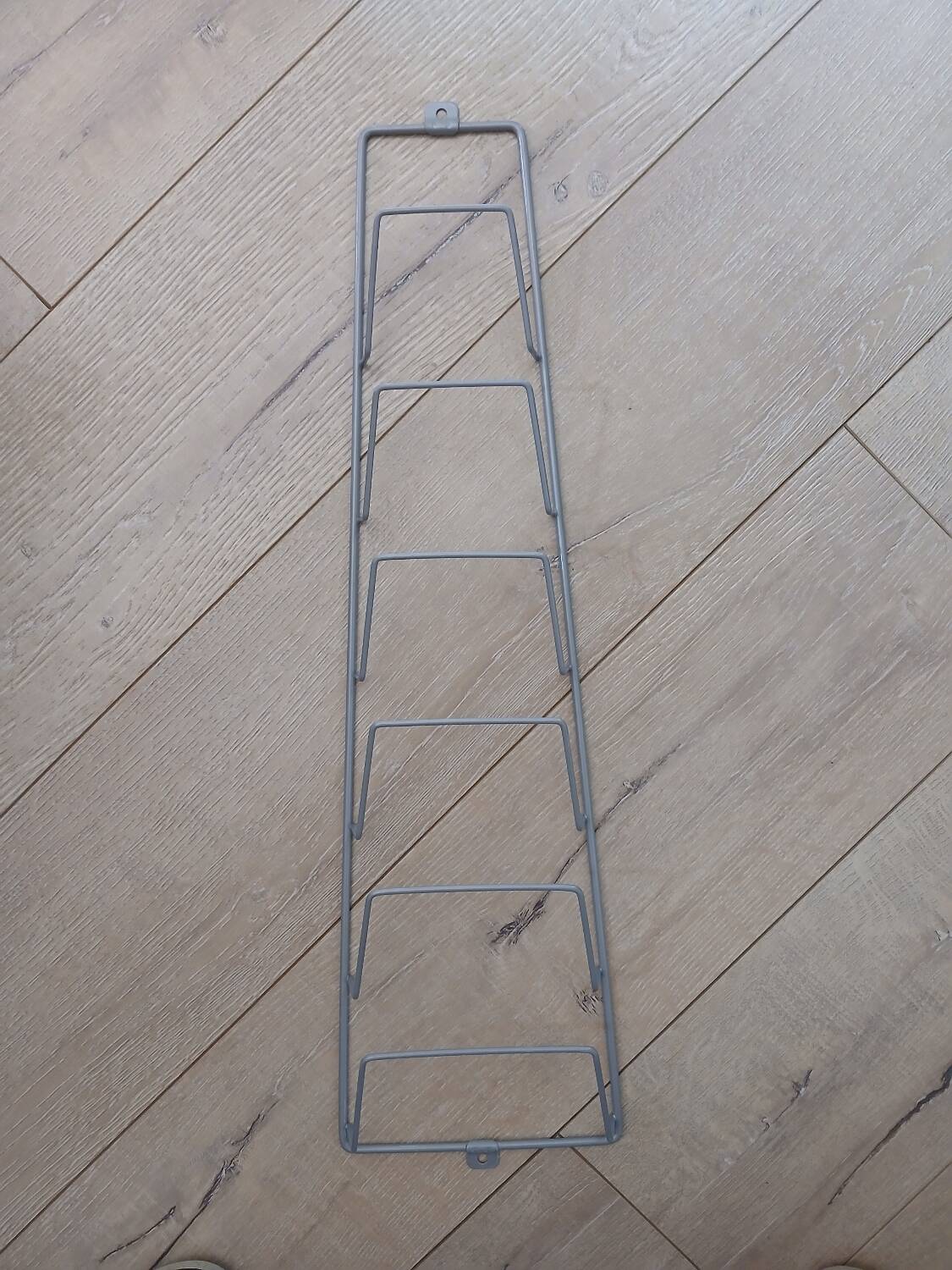 Metal wall-mounted magazine/book rack