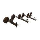 Serie de 3 bougeoirs muraux doubles brutalistes en fer forgé battu années 40 50