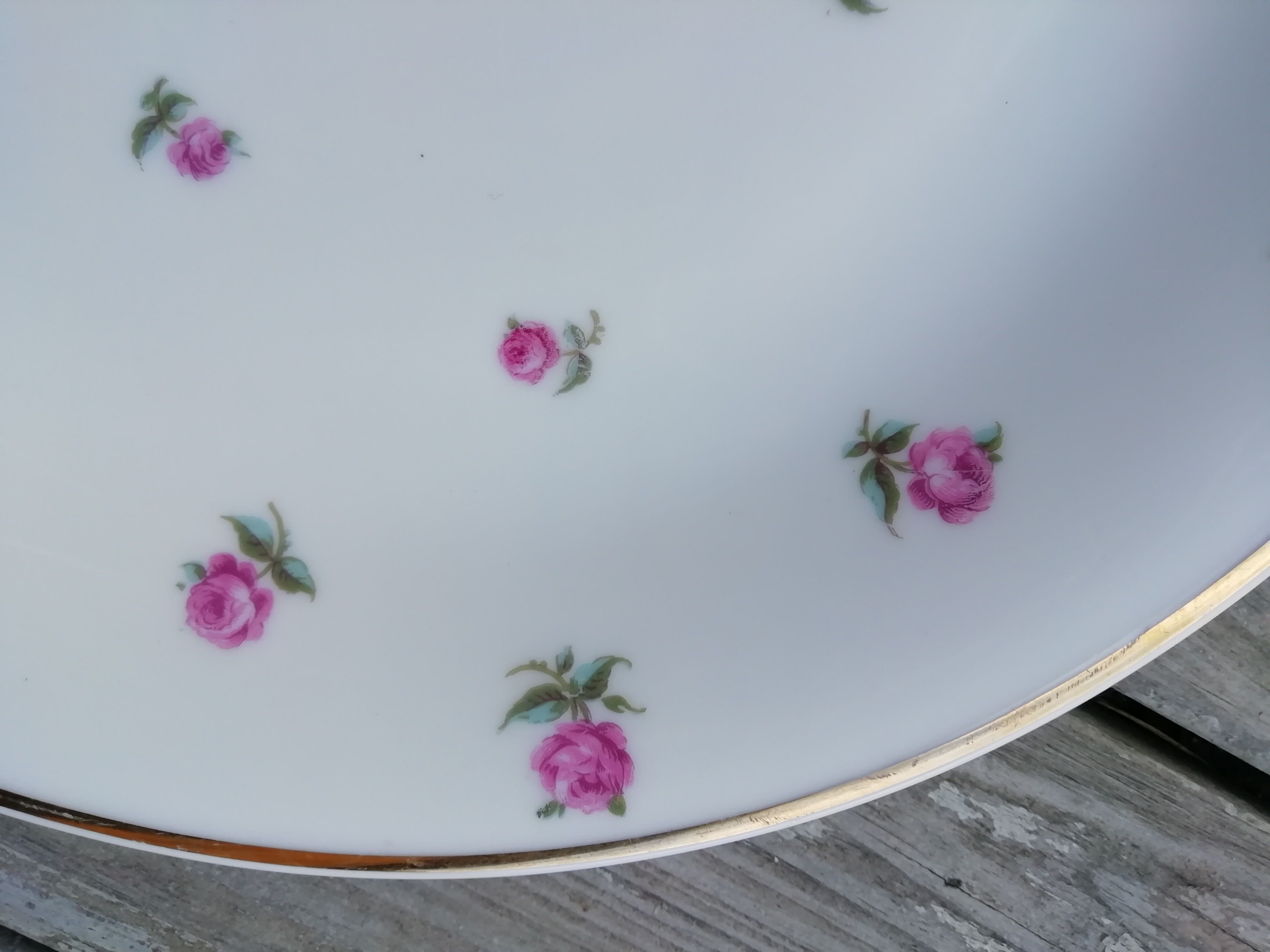 Round dish small roses