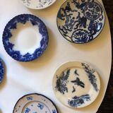 Suite 18 assiettes bleues anciennes et asiatiques décors bleus