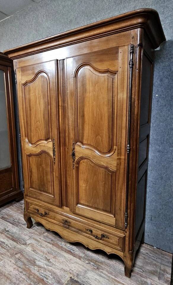 Armoire époque Louis XV en noyer massif époque XVIIIeme