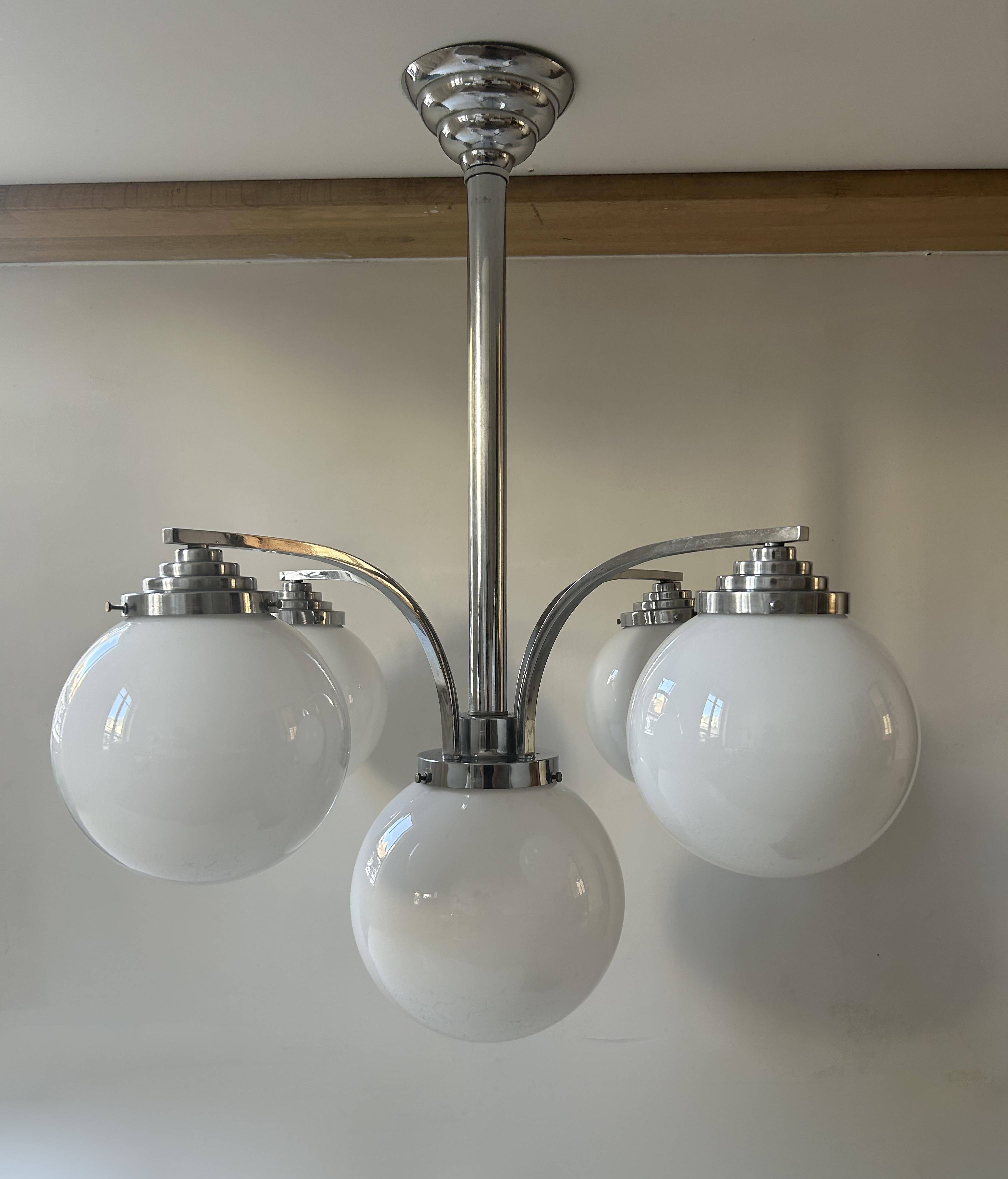 Lustre moderniste art déco, métal chromé et opaline, France 1930