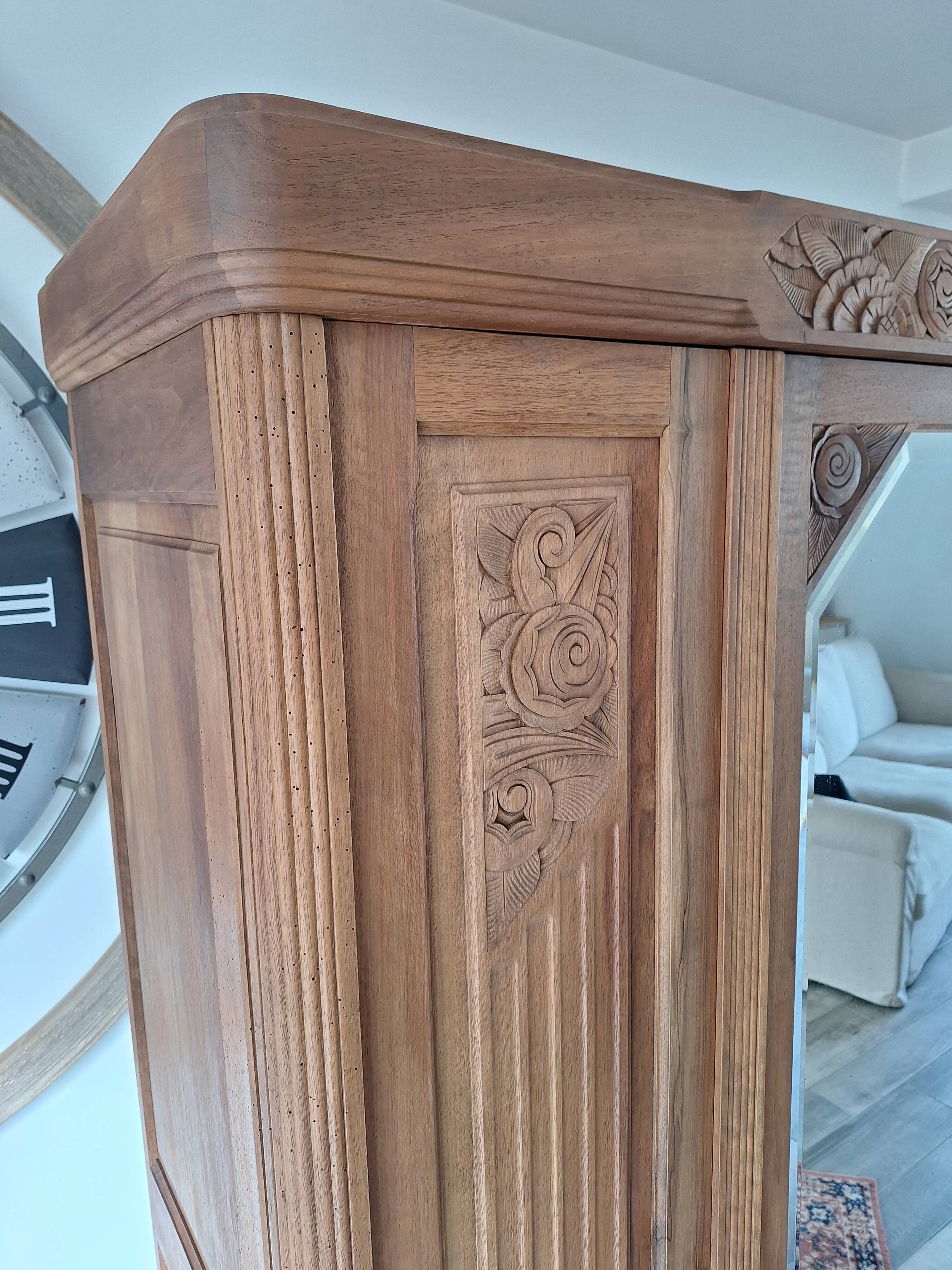 Armoire Art déco en noyer massif sculpté, 1930