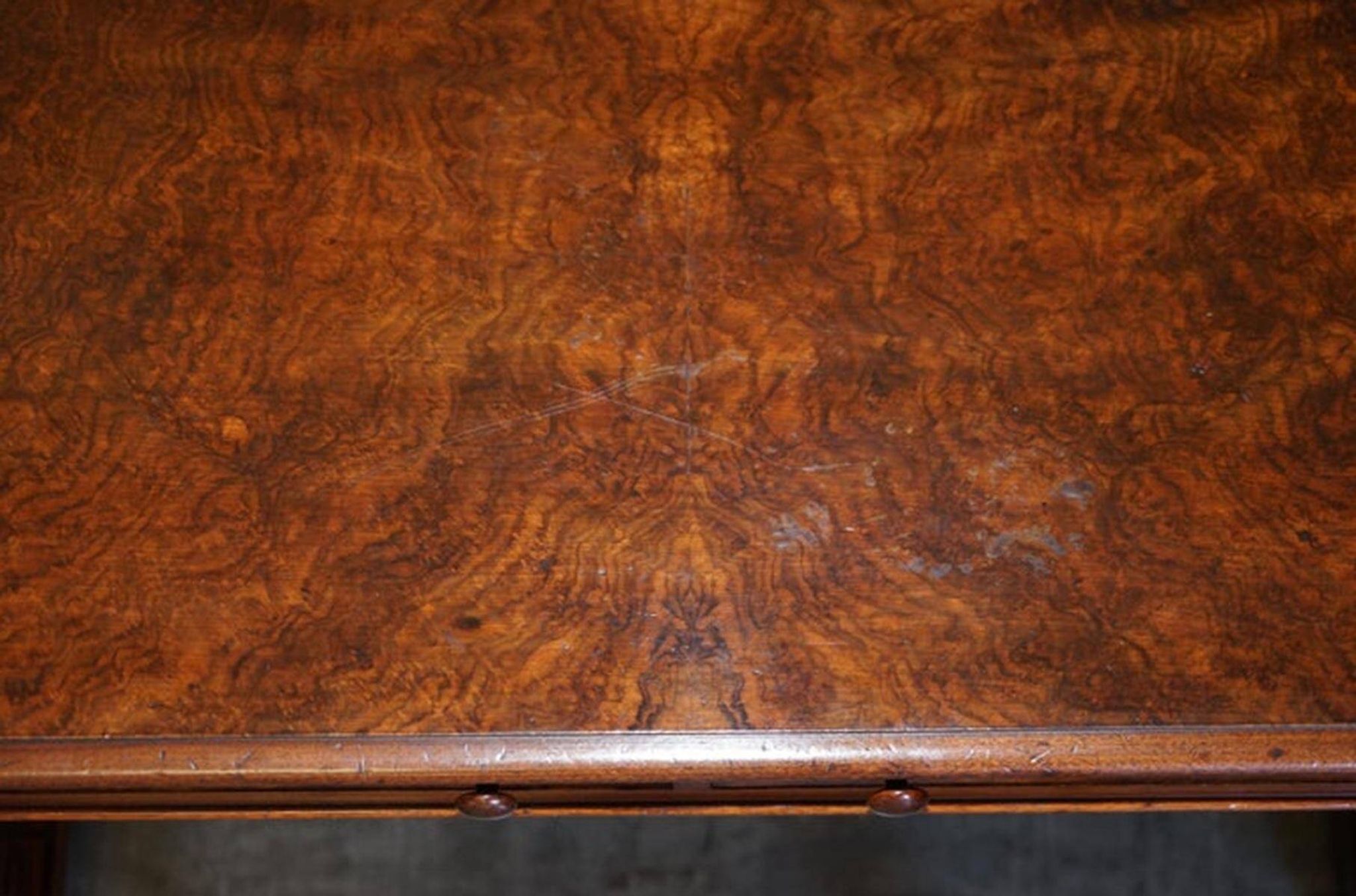 Table d'écriture Renaissance en noyer flamé style Pugin, vers 1850