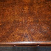 Table d'écriture Renaissance en noyer flamé style Pugin, vers 1850