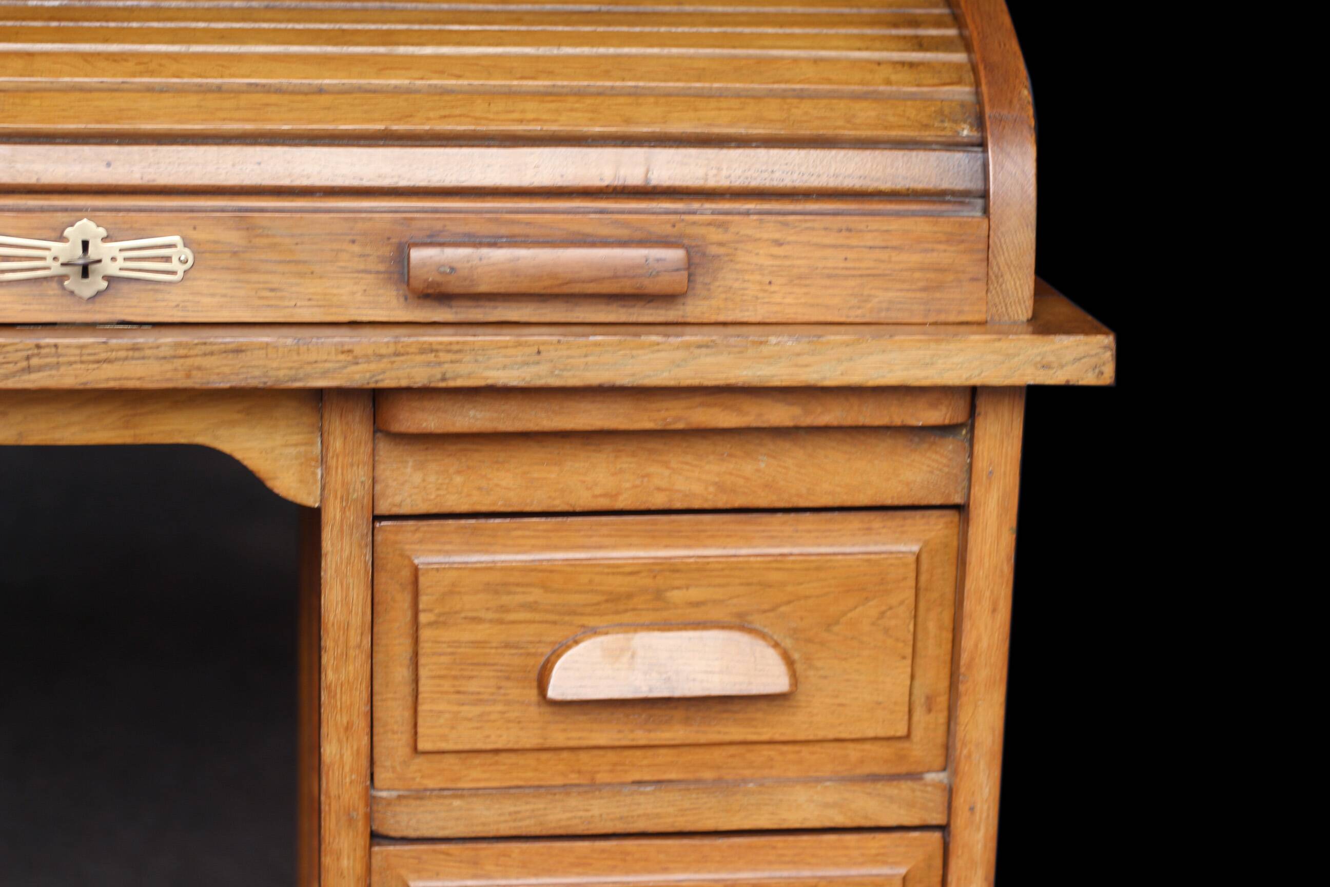American desk with a single column in its original patina (1930s/40s).