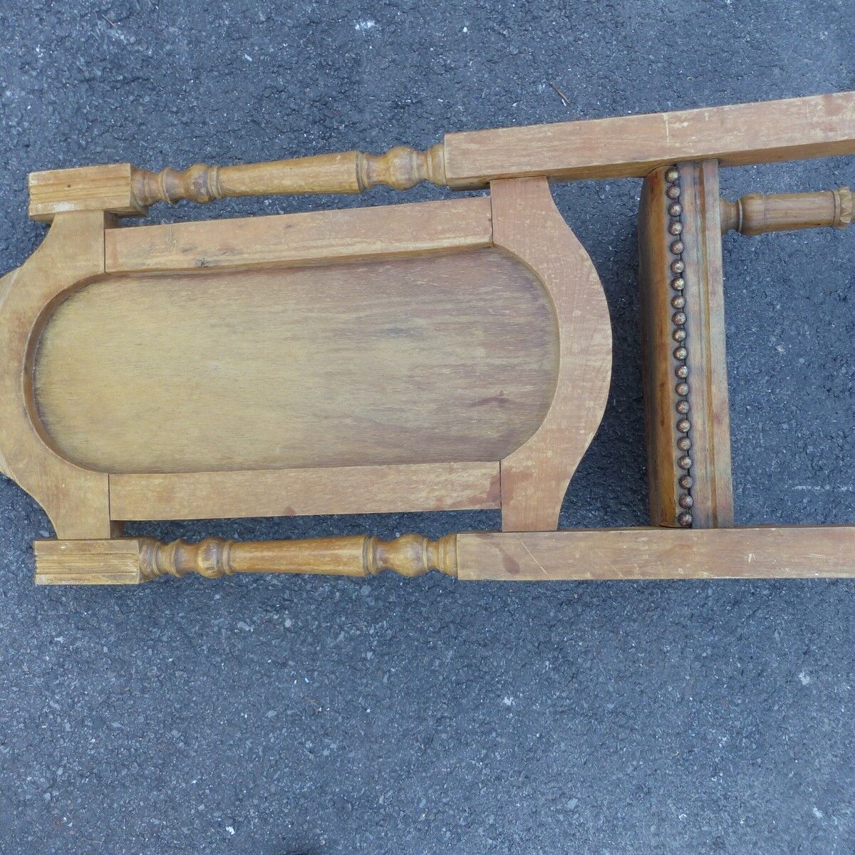 Lot of 2 old chairs in carved wood and leather