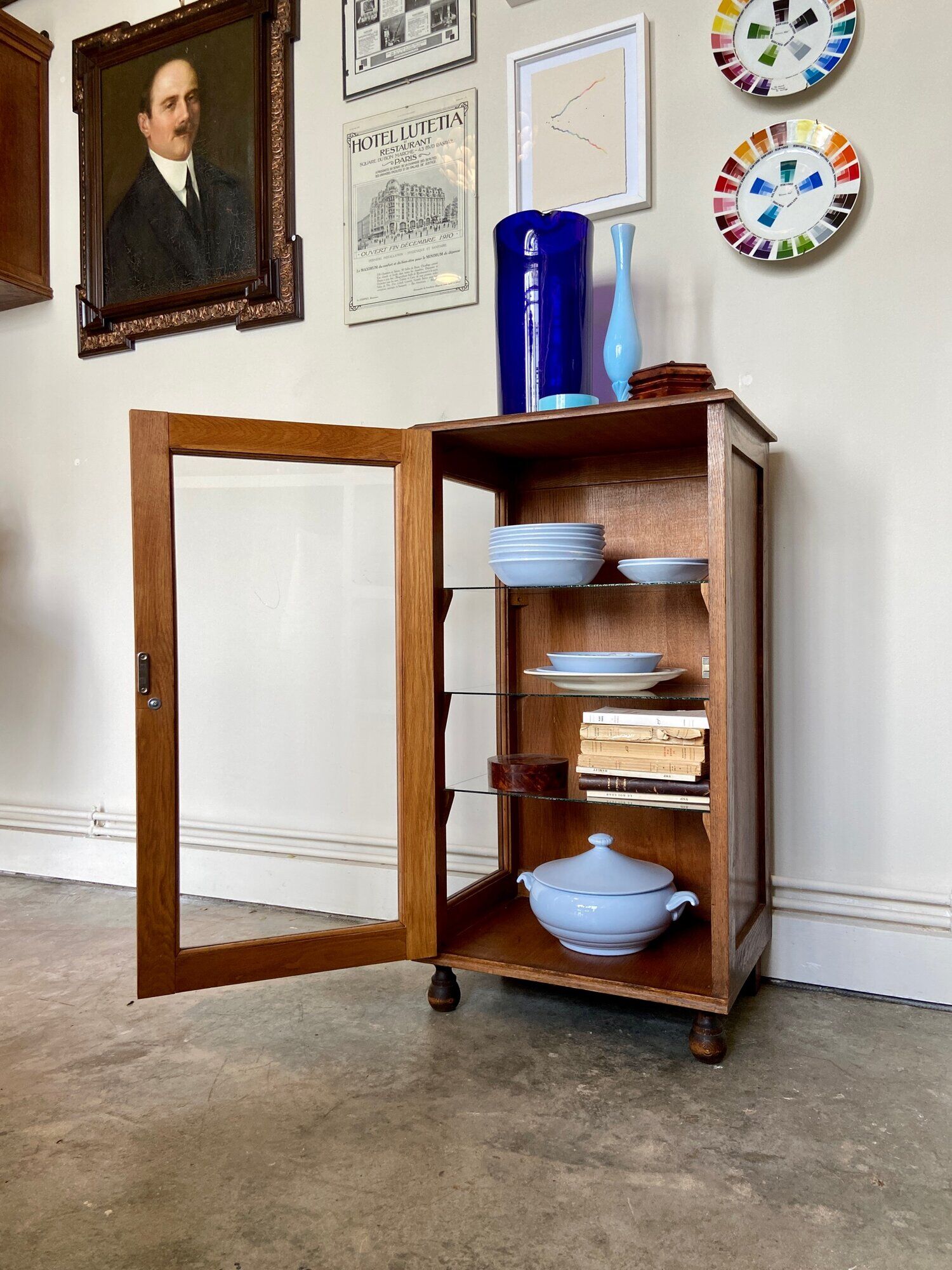 Dark wood display case and transparent glass