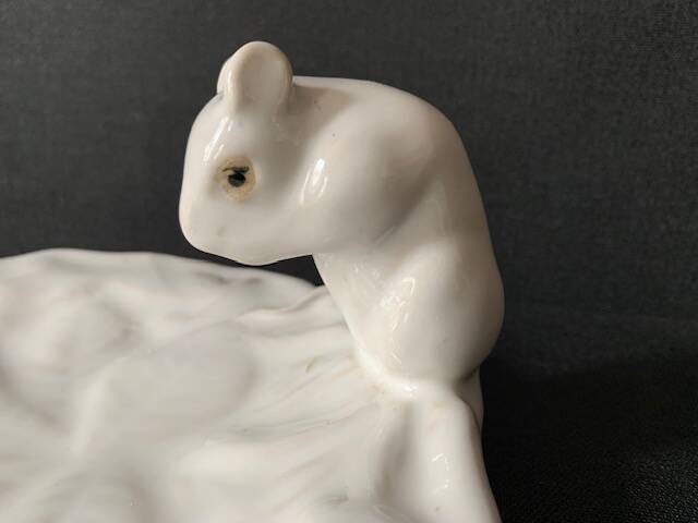 Mouse figurine plate in white enameled ceramic, signed