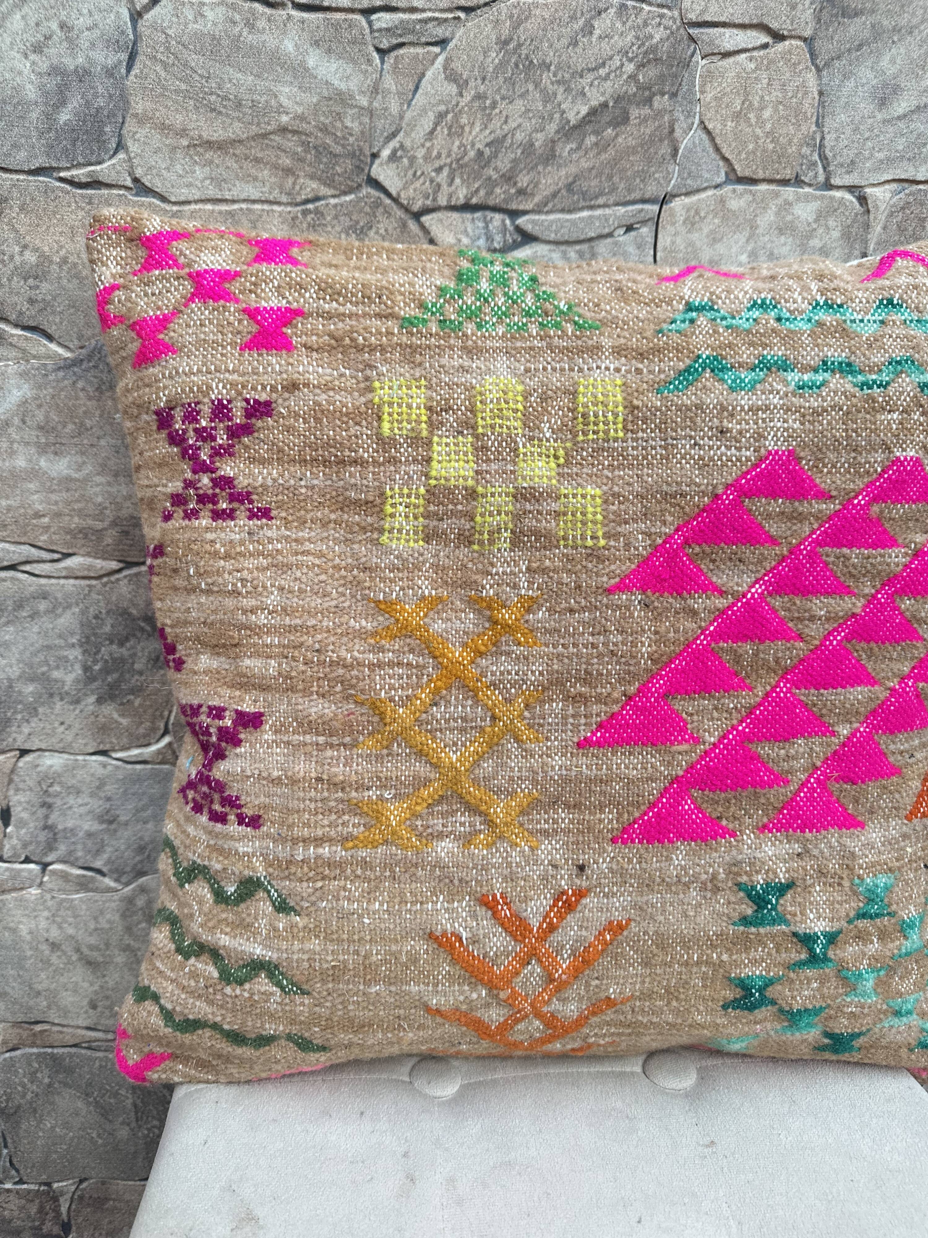 Handmade Moroccan Kilim cushion cover: Berber cushion in wool
