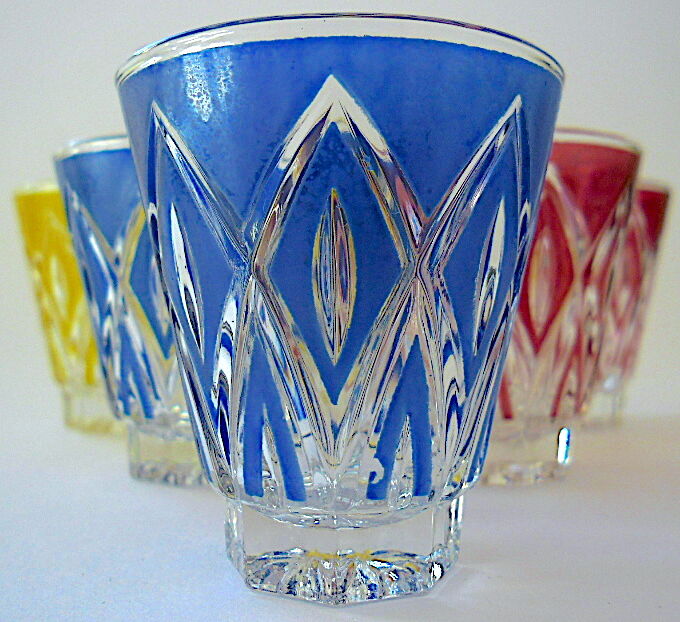 Suite de six verres de couleur à liqueur