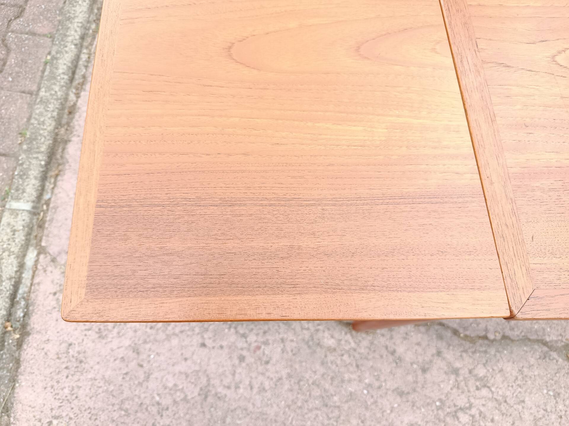 Danish extendable game table