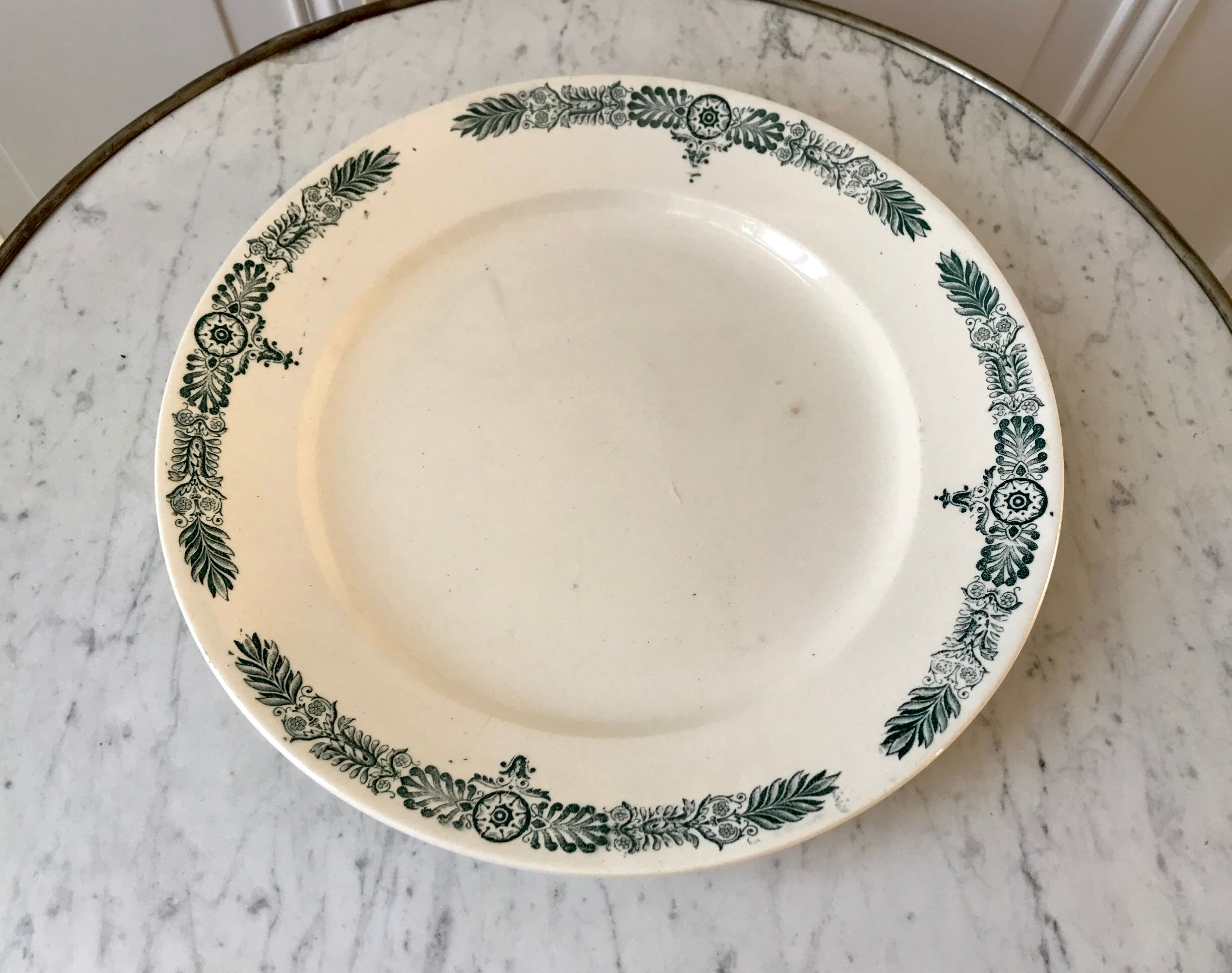 Plat rond Terre de Fer Longchamp milieu XIXème