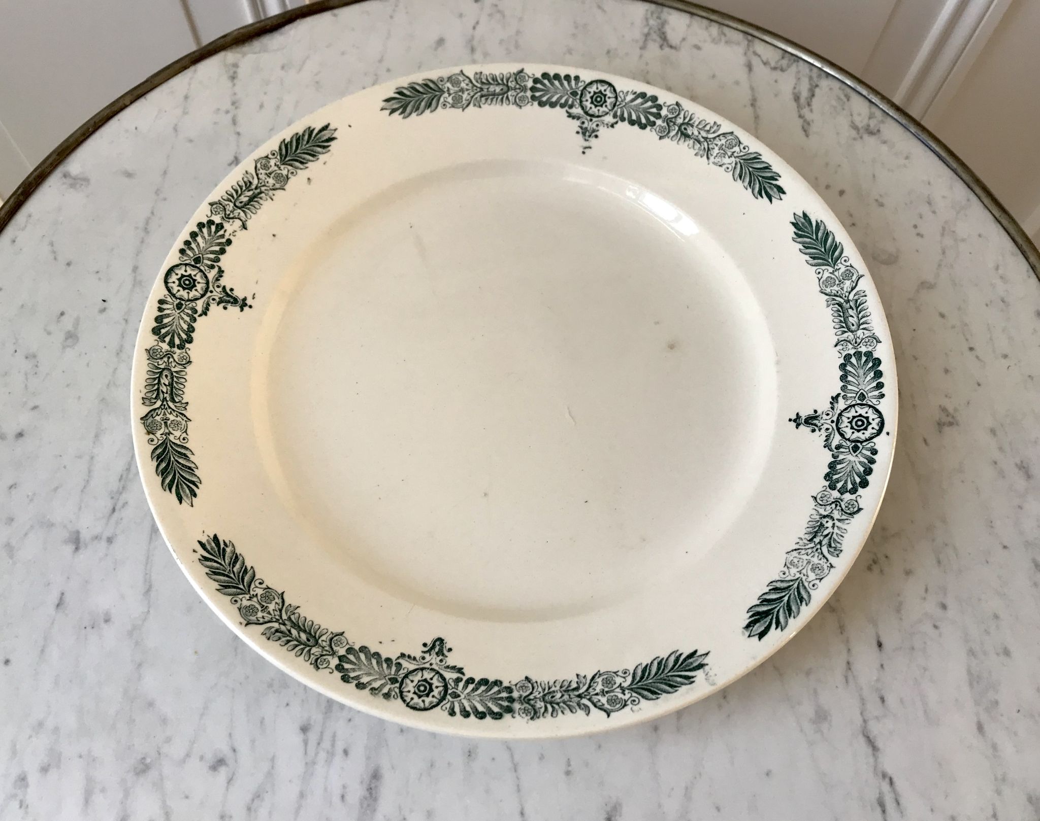 Plat rond Terre de Fer Longchamp milieu XIXème