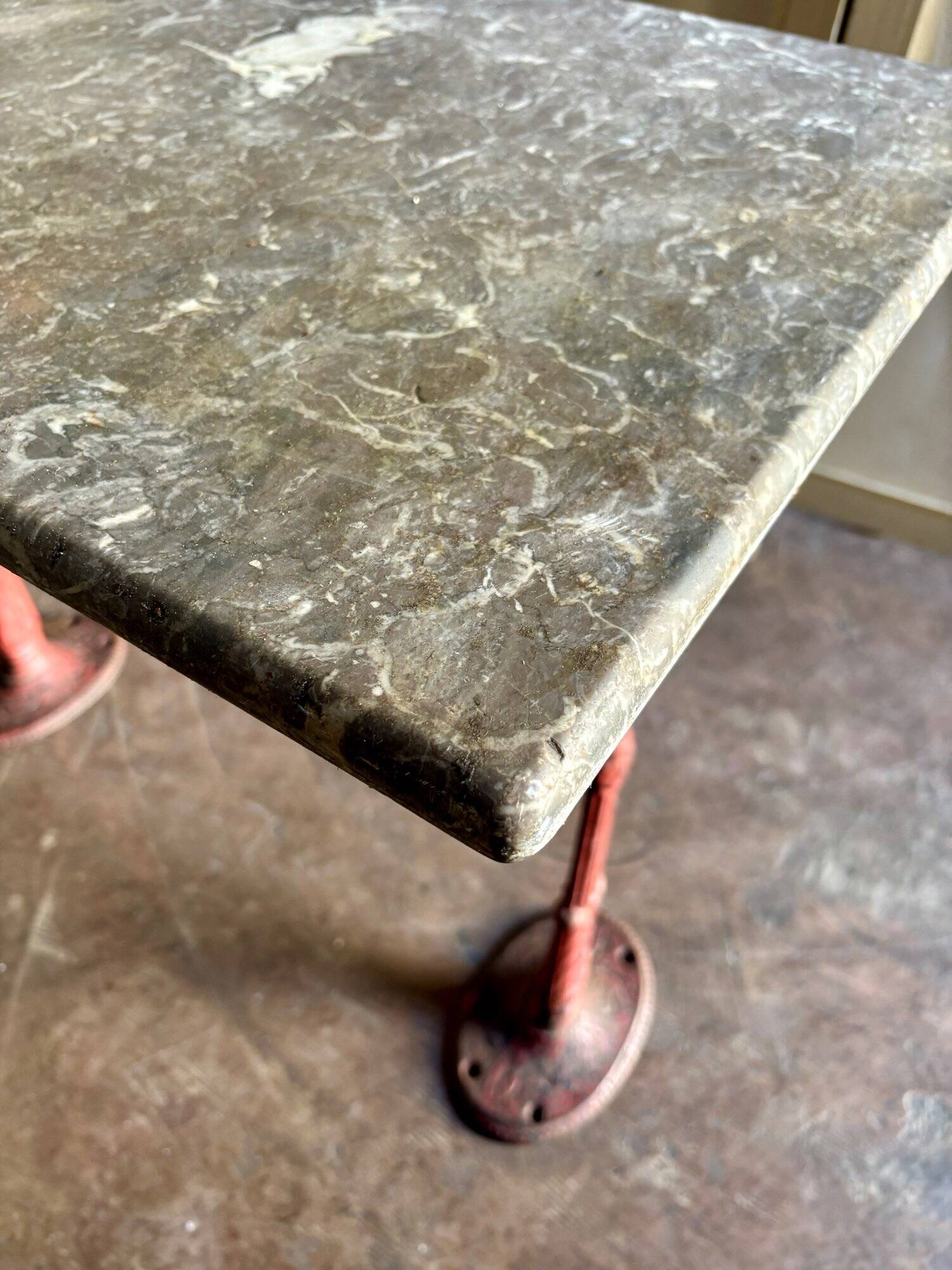 Grey marble and burgundy cast iron bistro table ☐ 85 x 57 cm