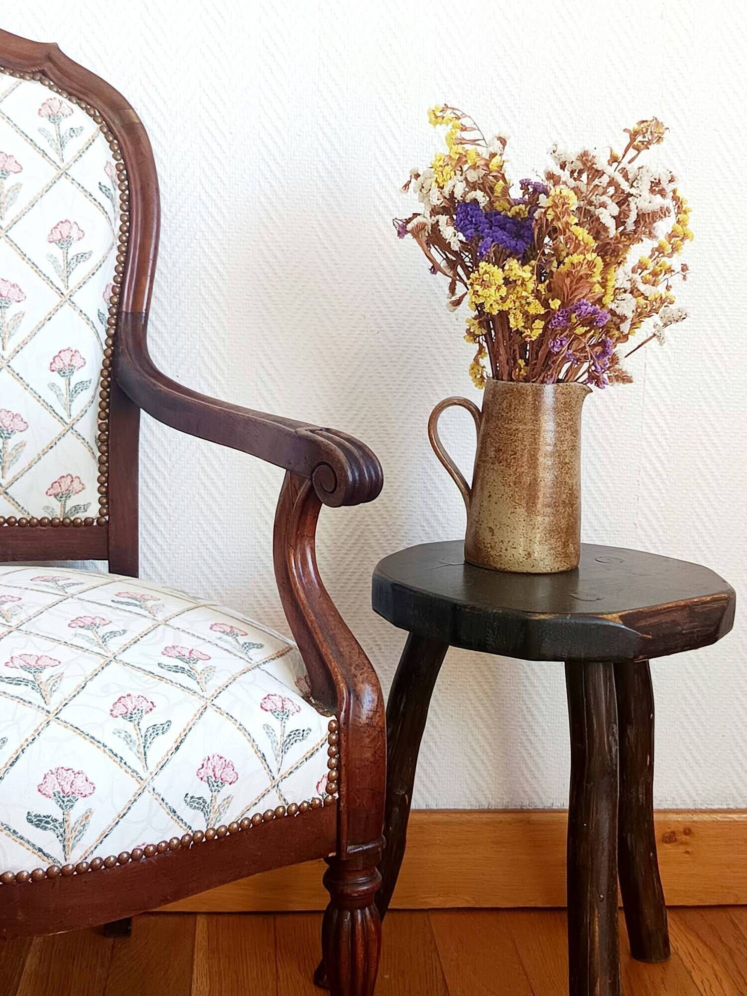 Voltaire armchair and its ottoman