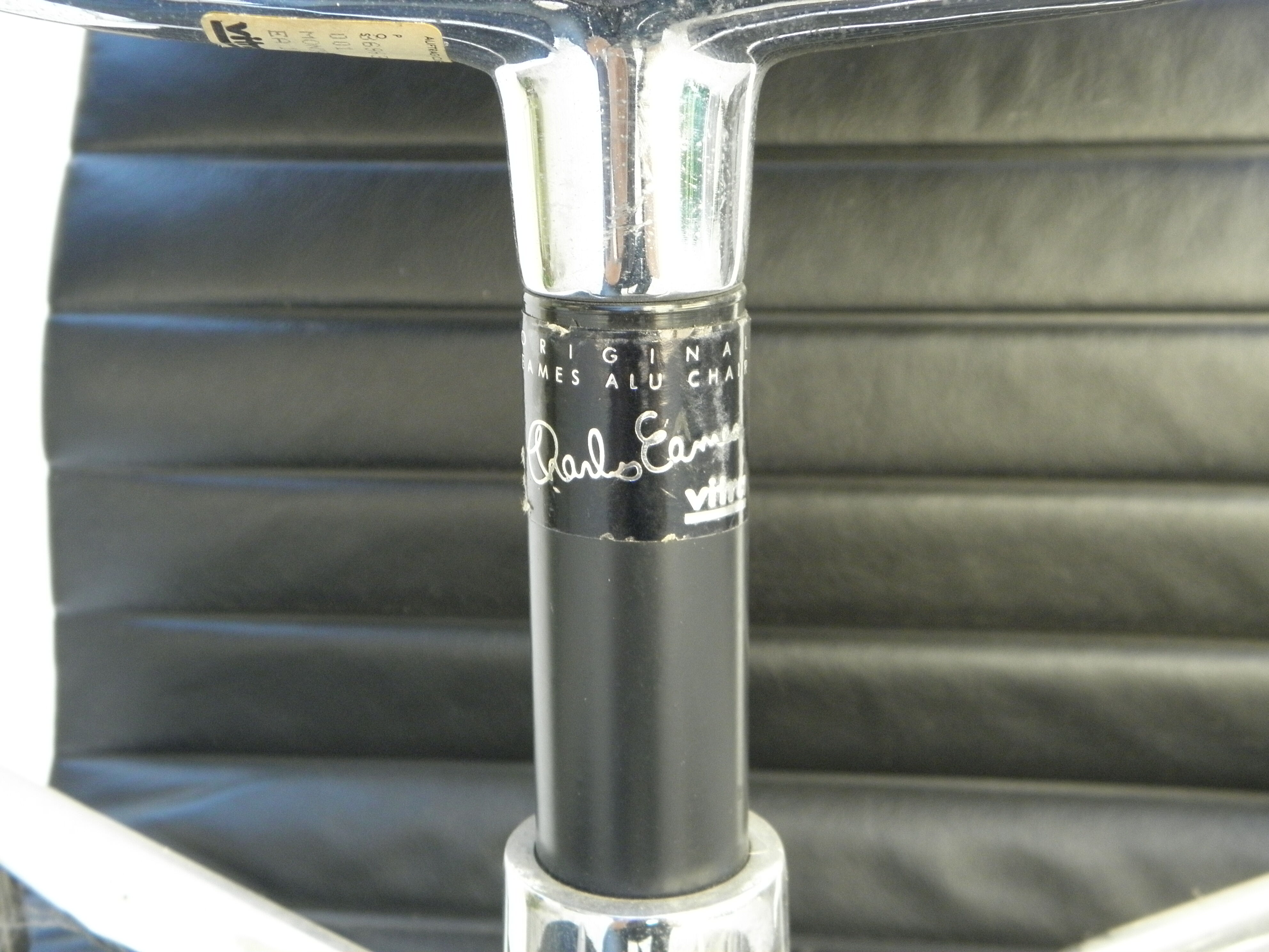 2 seats Charles Ray Eames EA 106