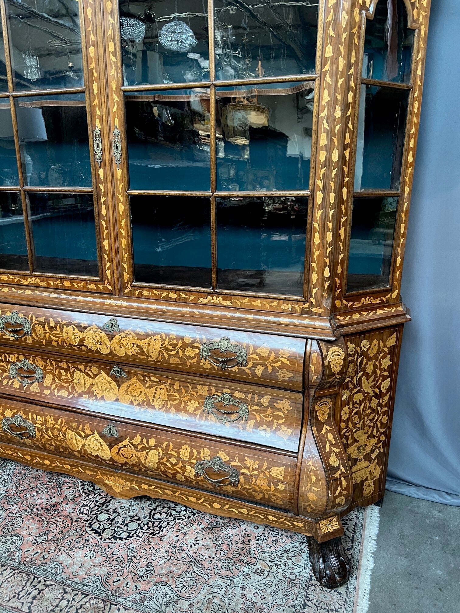 Antique Dutch display cabinet 18th century.