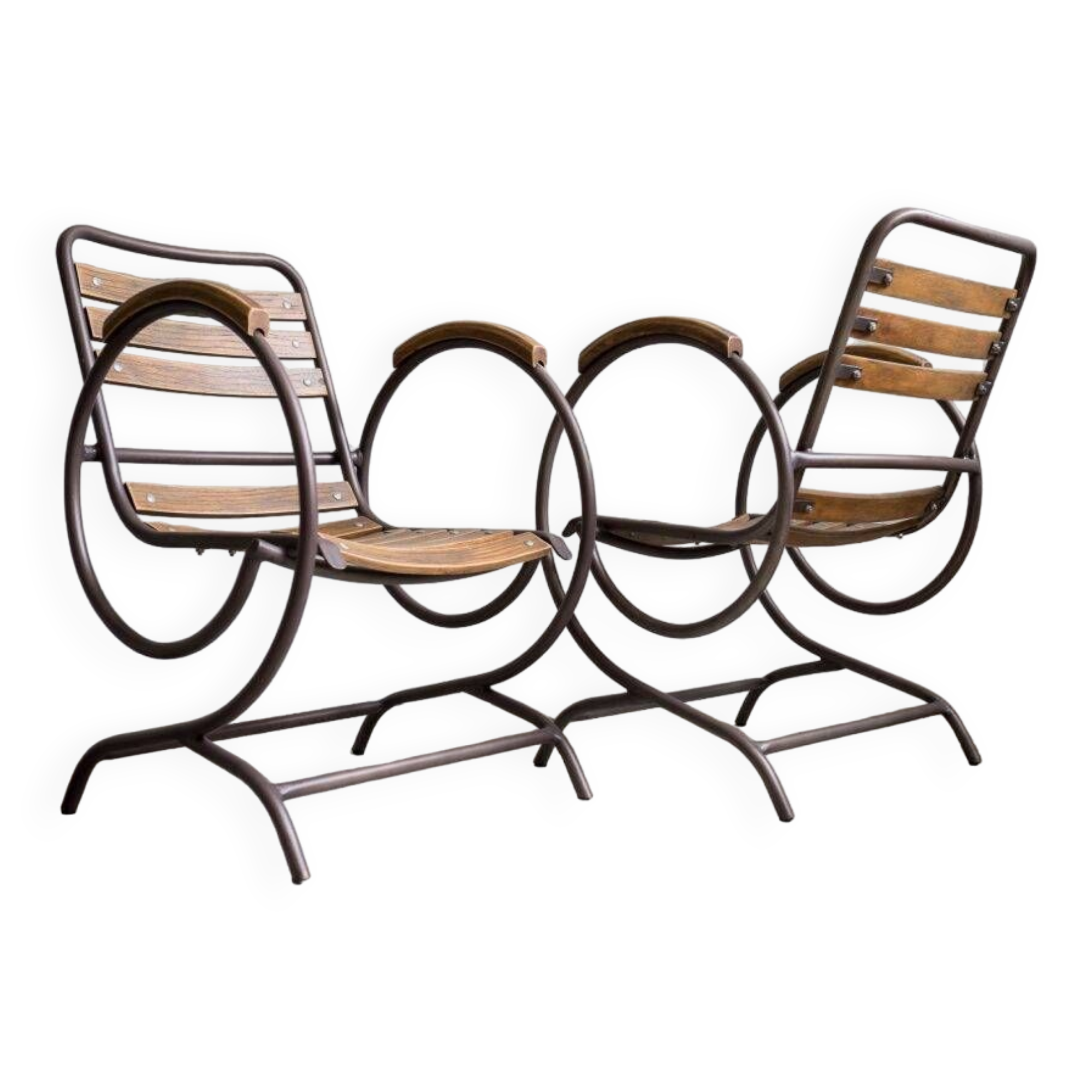 Chaises industrielles en métal et bois, style des années 1950.