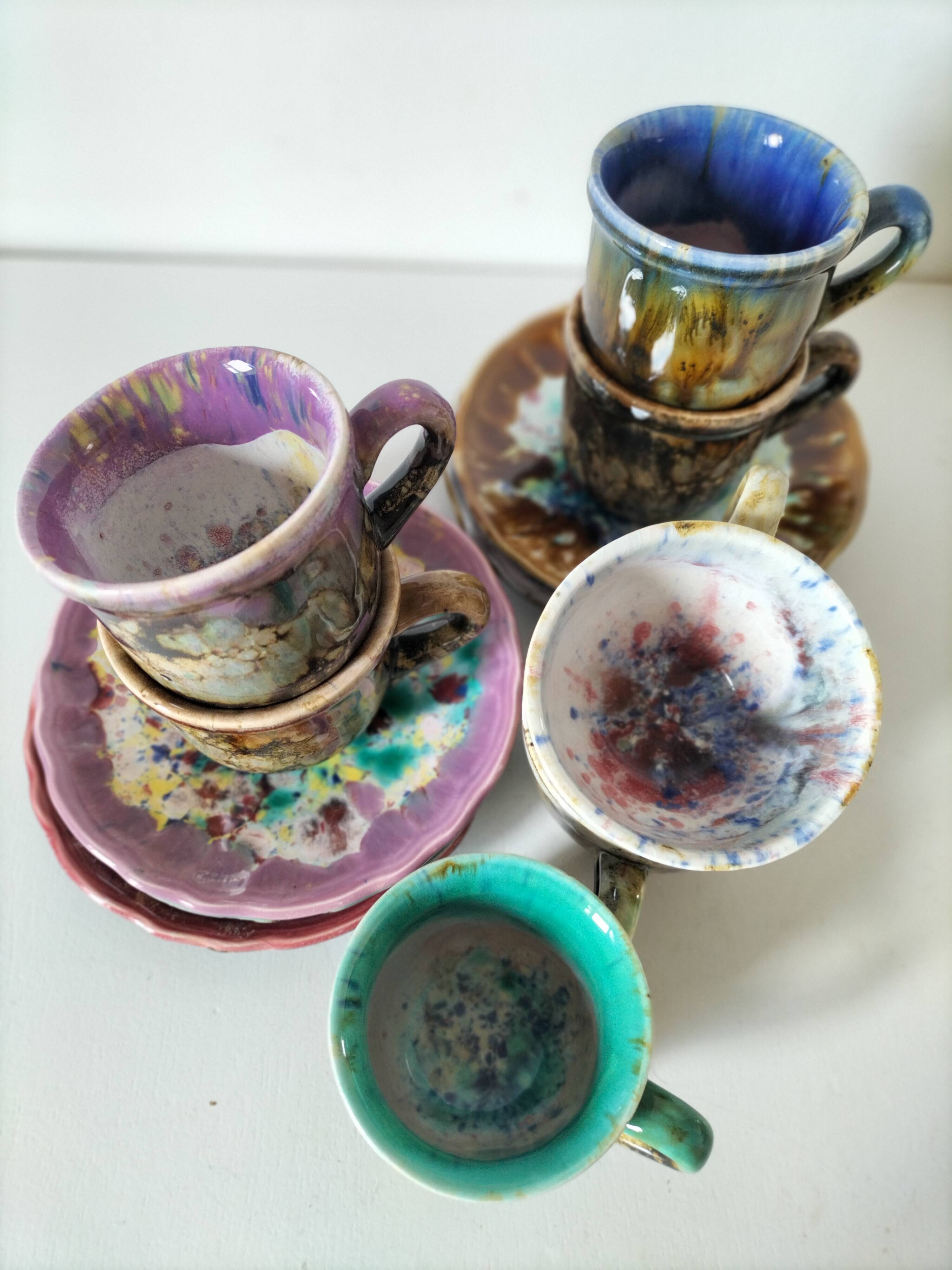 Tasses et soucoupes Morvan en céramique émaillée polychrome