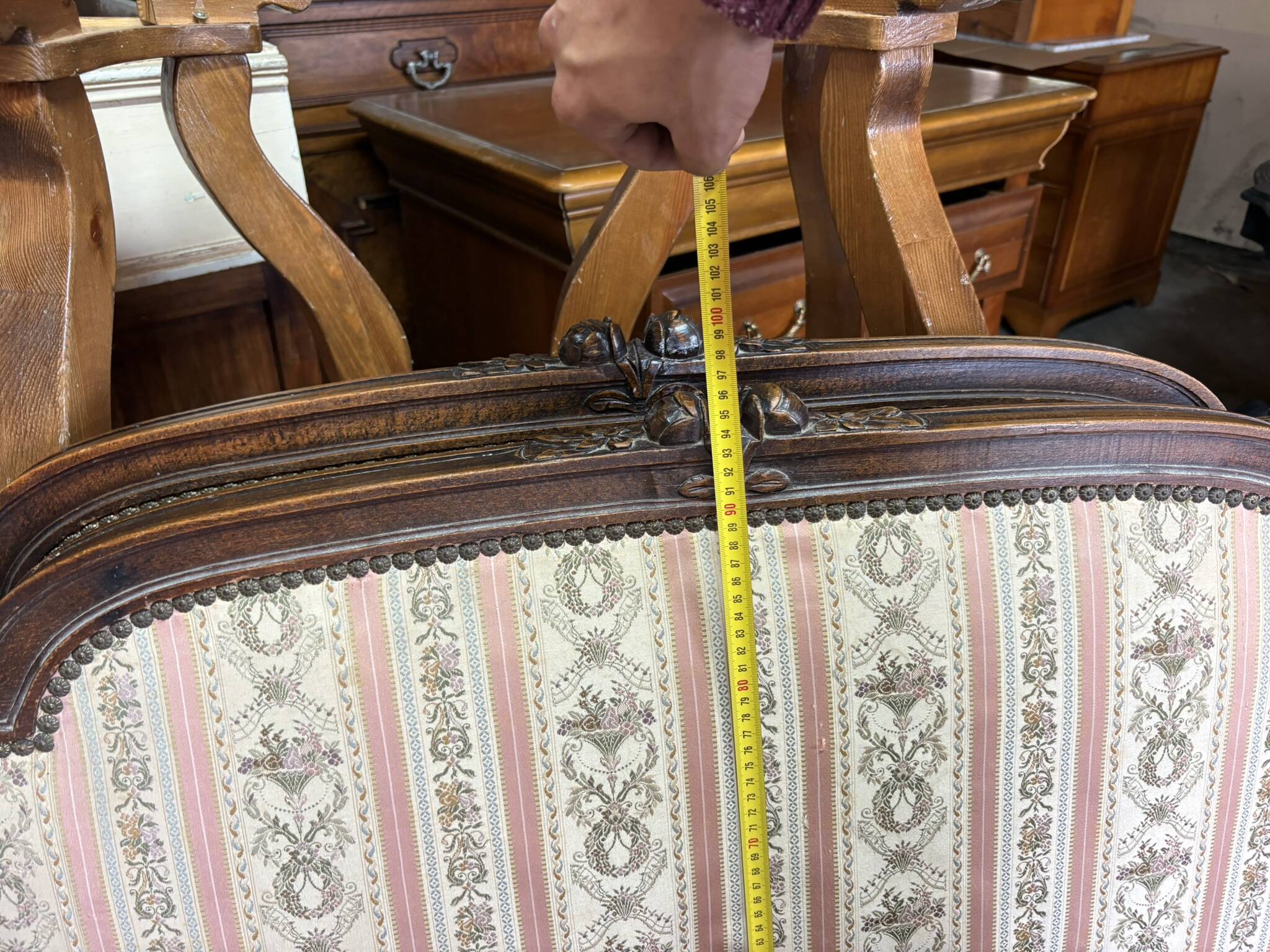 Antique Louis XVI style daybed in carved wood and patterned fabric