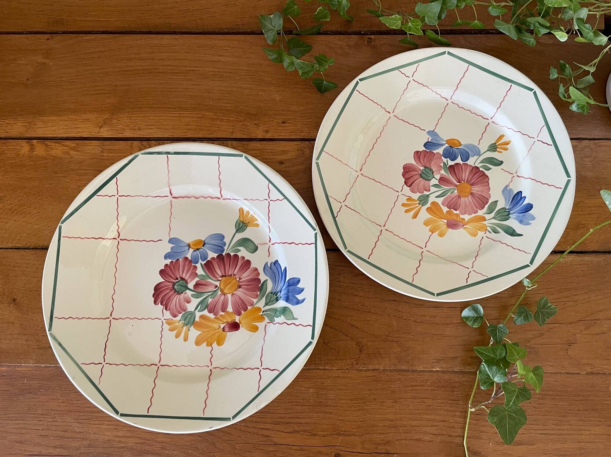 Paire de plats anciens en faïence de Choisy-le-Roi