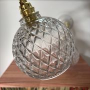 Paire d’appliques murales globes en verre ciselé