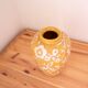 Vase émaux jaune décor fleurs blanc