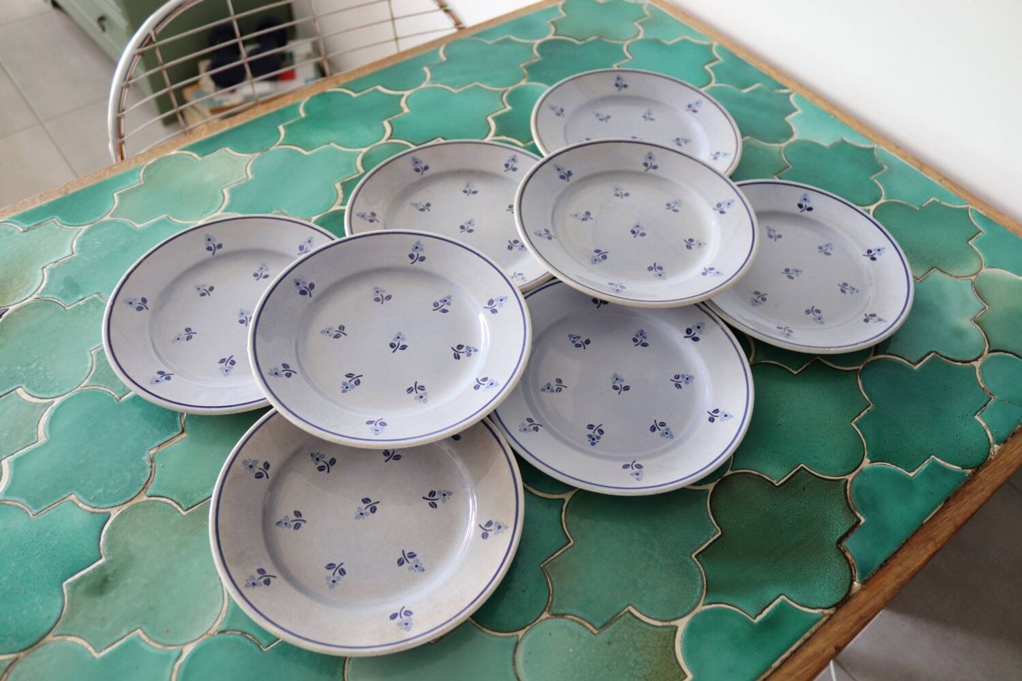 8 assiettes à dessert anciennes bleues fleuries faïencerie nouvelle