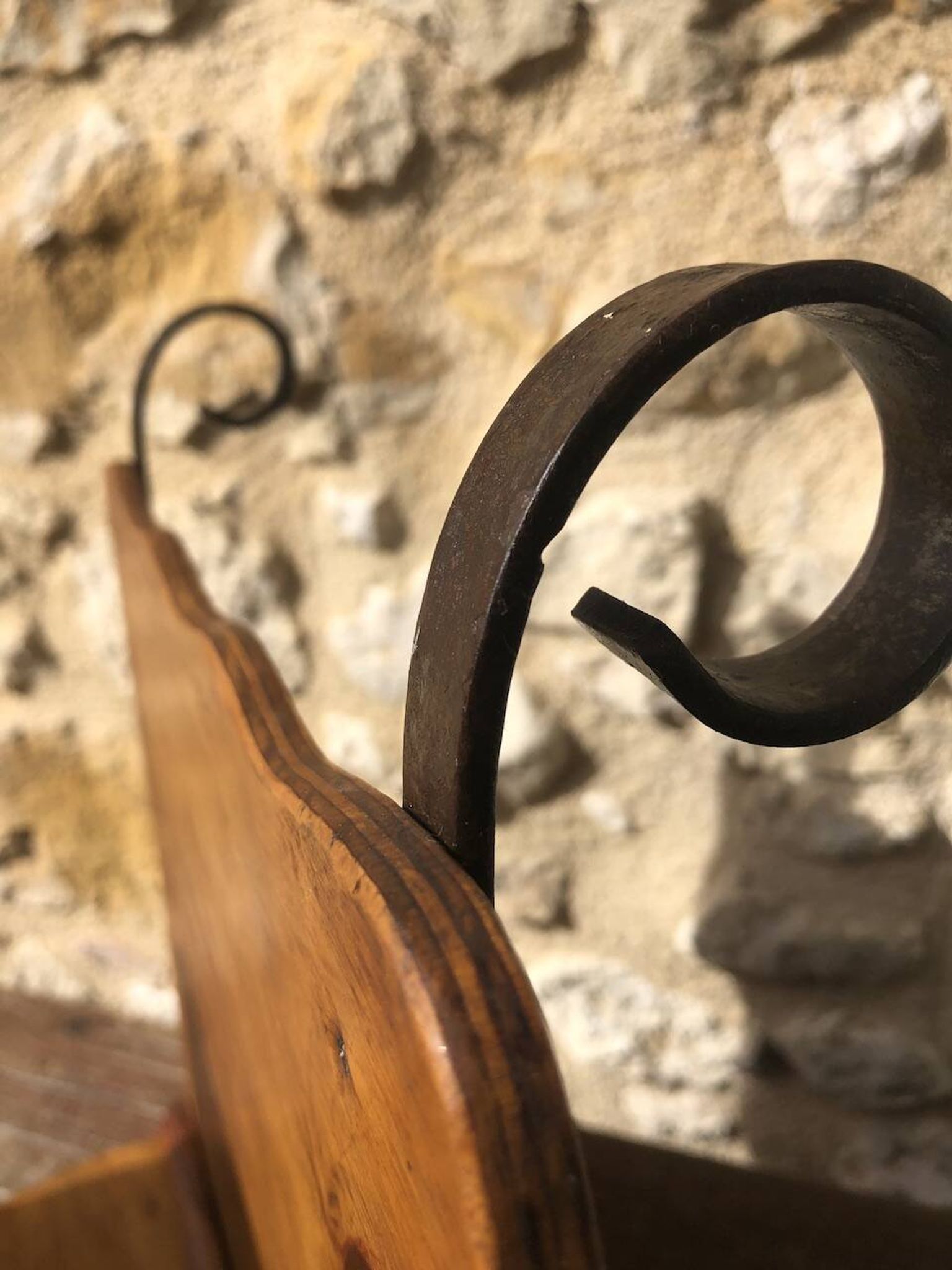 Porte revues vintage en bois et fer forgé circa 1950s
