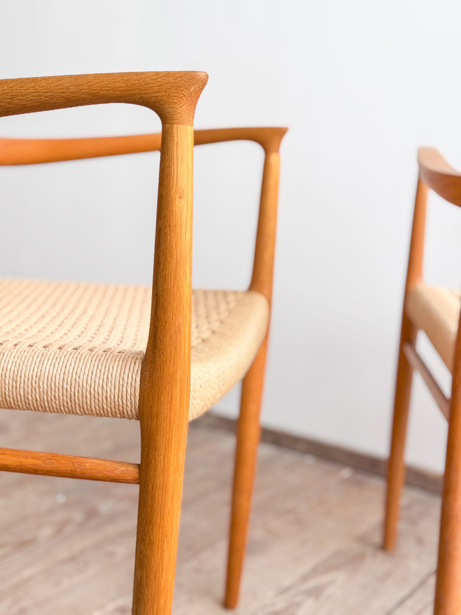 Paire de chaises de salle à manger modèle 56 par Niels O. Møller en chêne