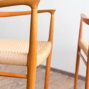 Paire de chaises de salle à manger modèle 56 par Niels O. Møller en chêne