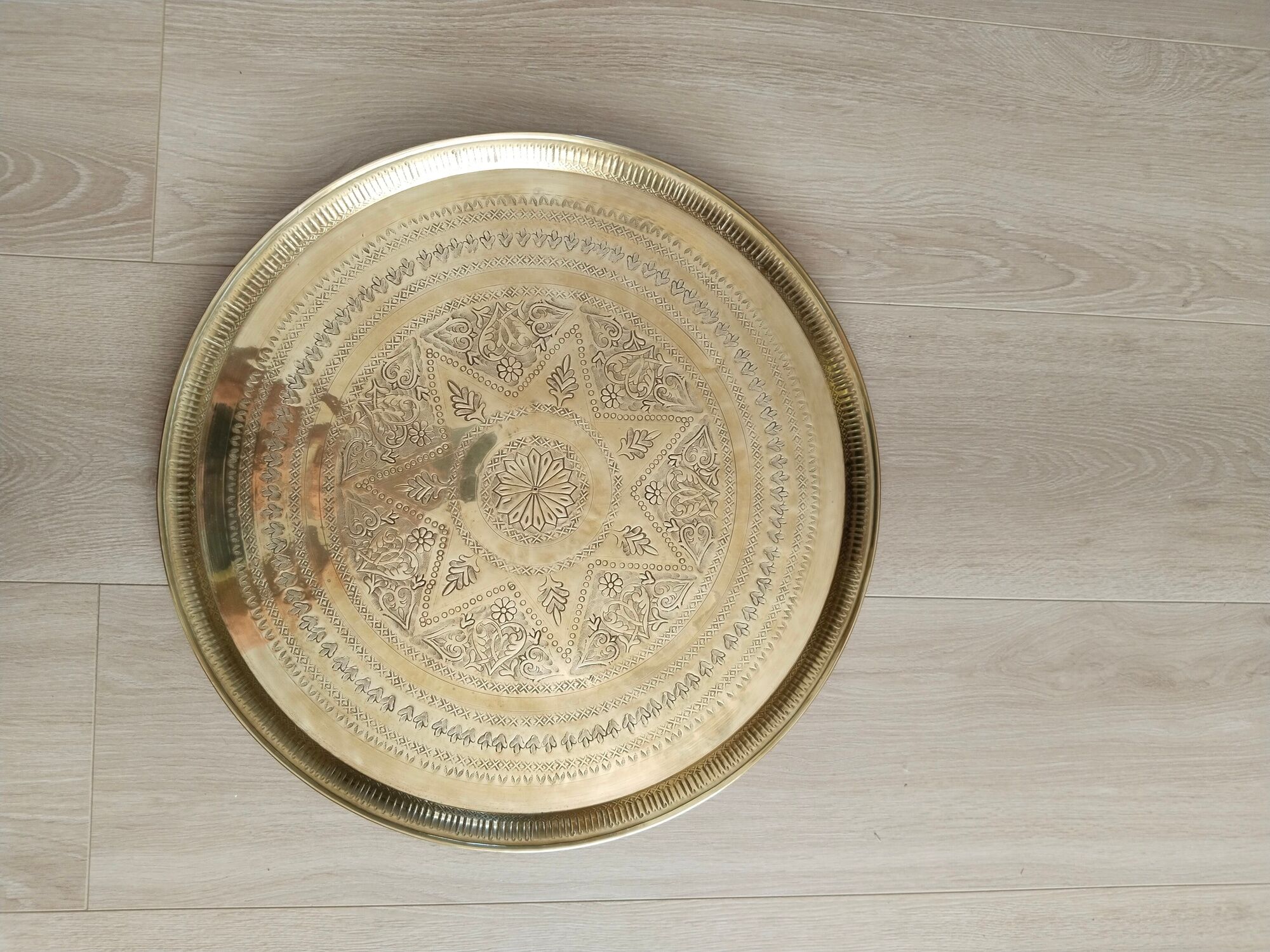 Round tray in old hammered copper, Moroccan, antique