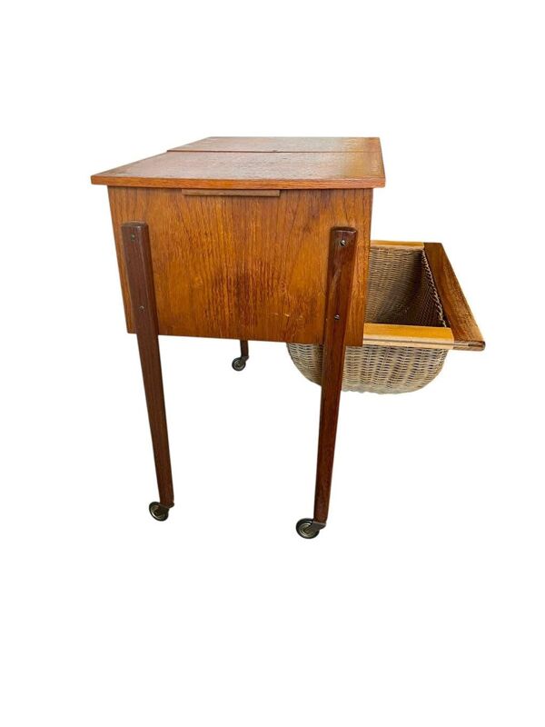 Mini commode/boîte à couture vintage en bois sur roulettes