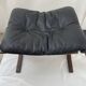 Fauteuil et repose pied Siesta en cuir noir et bois acajou