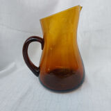 Carafe en verre soufflé ambré