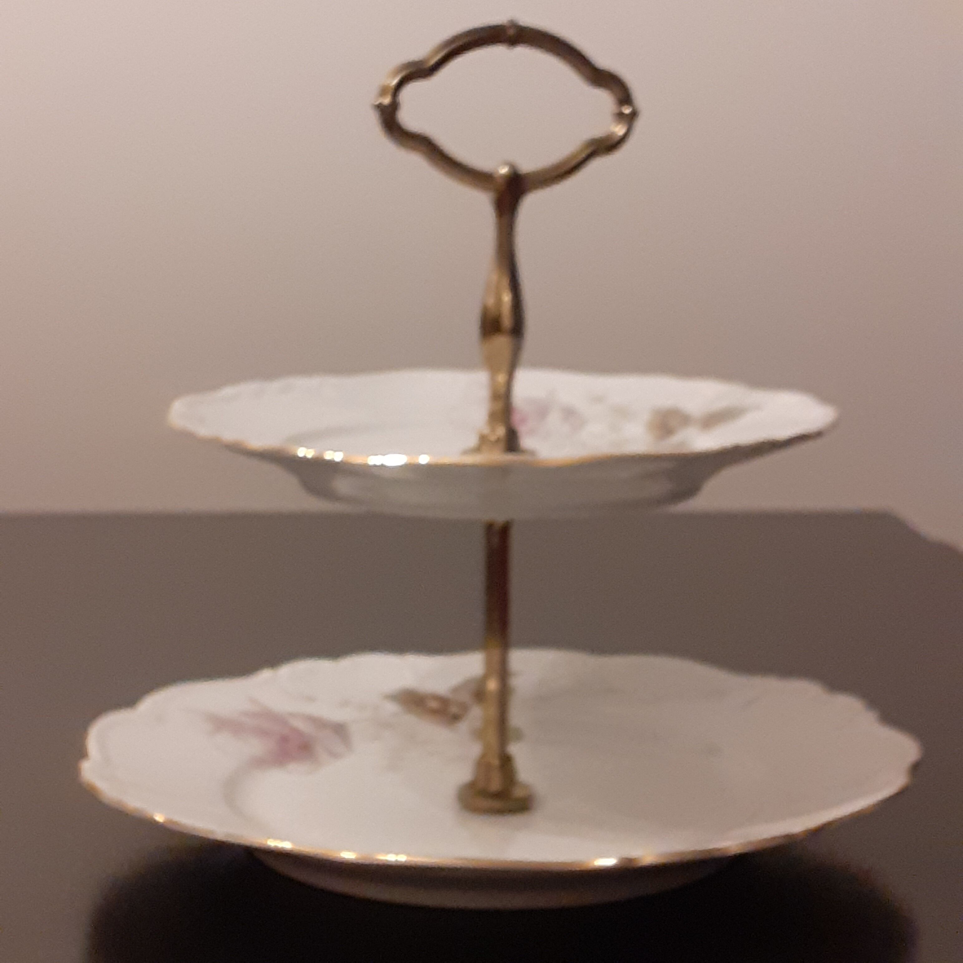 Cake or fruit display