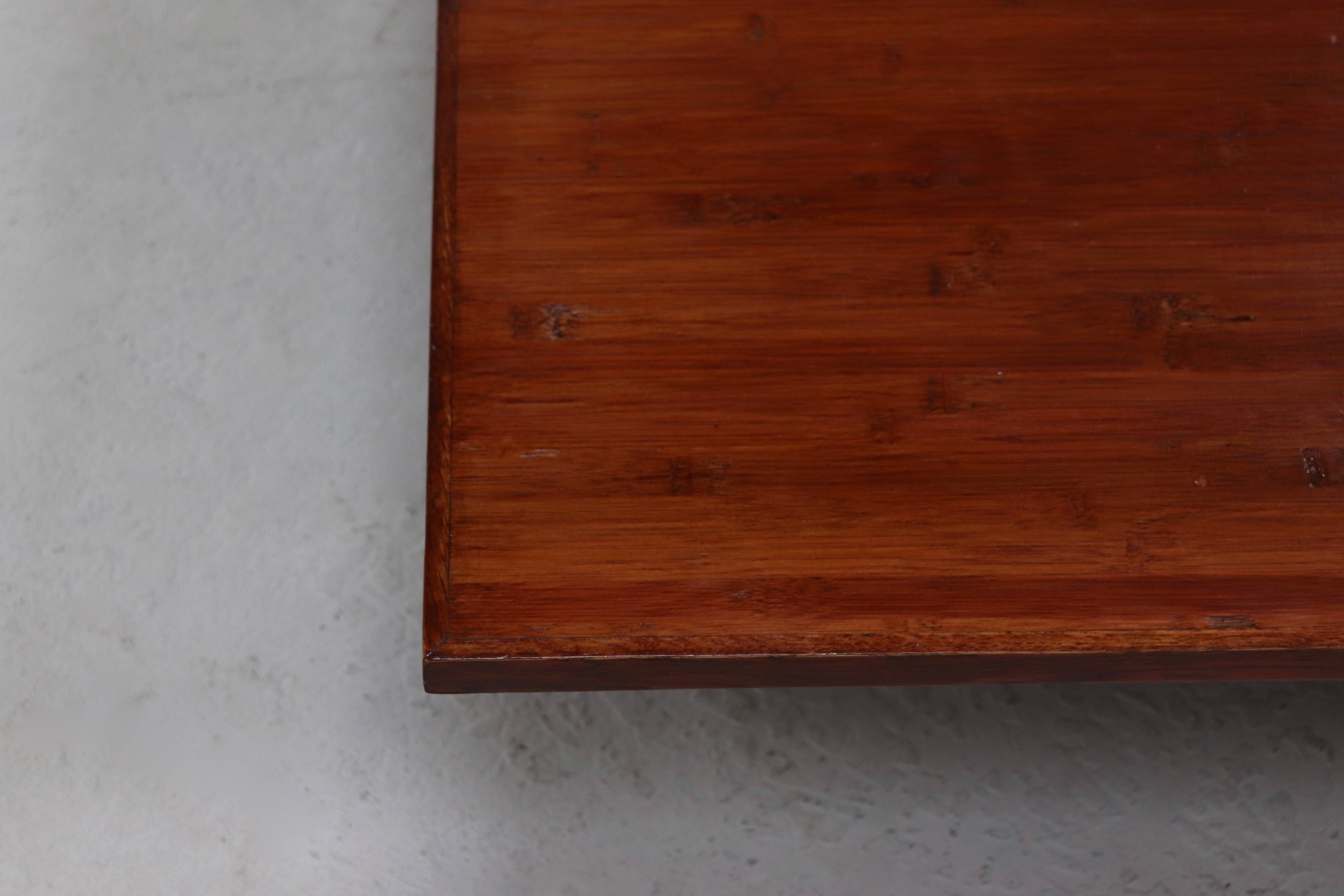 Grande table basse en bambou et bois belge des années 1980