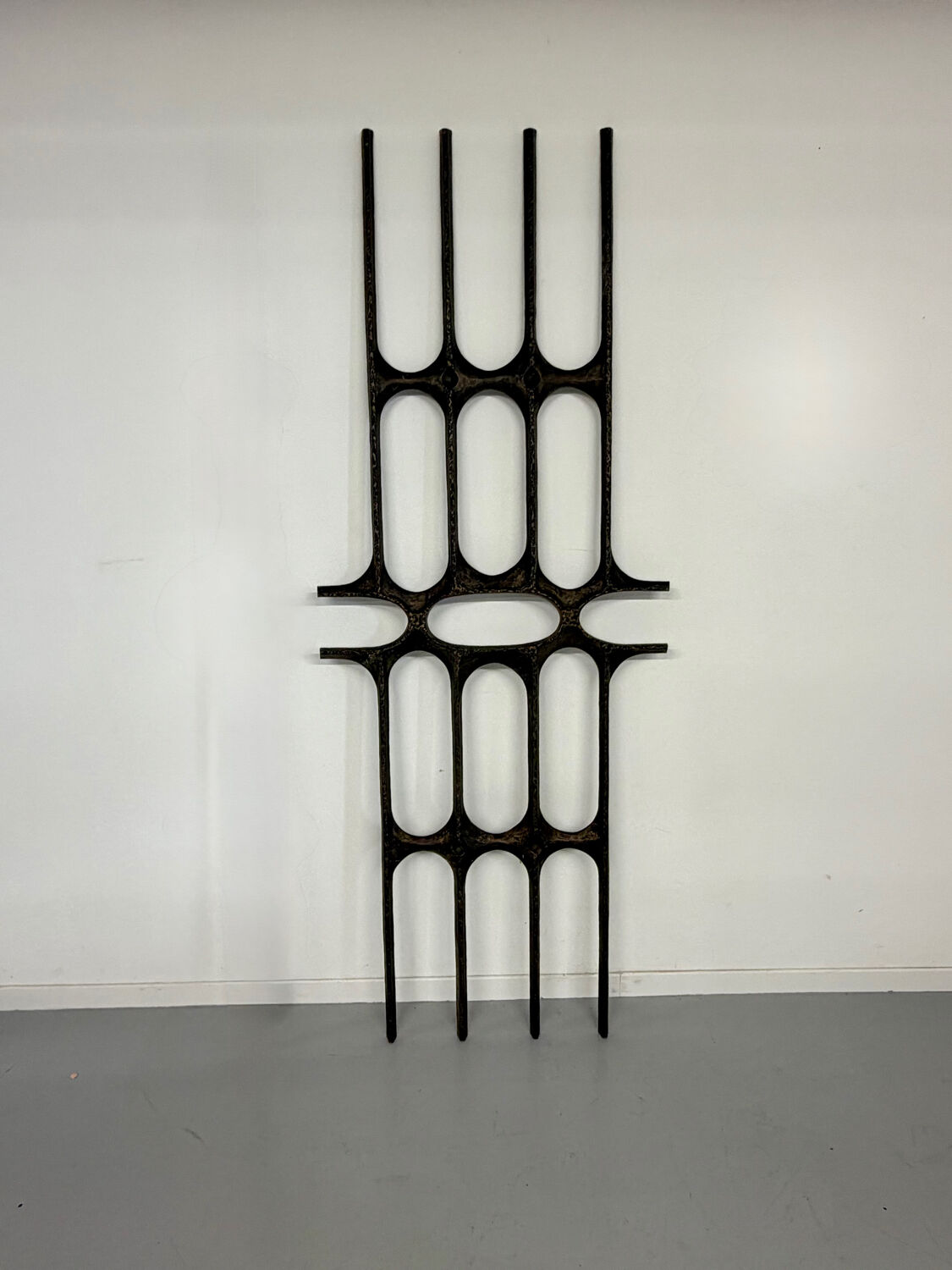 XXL wall sculpture in cast aluminium, 1970s Brutalist design.