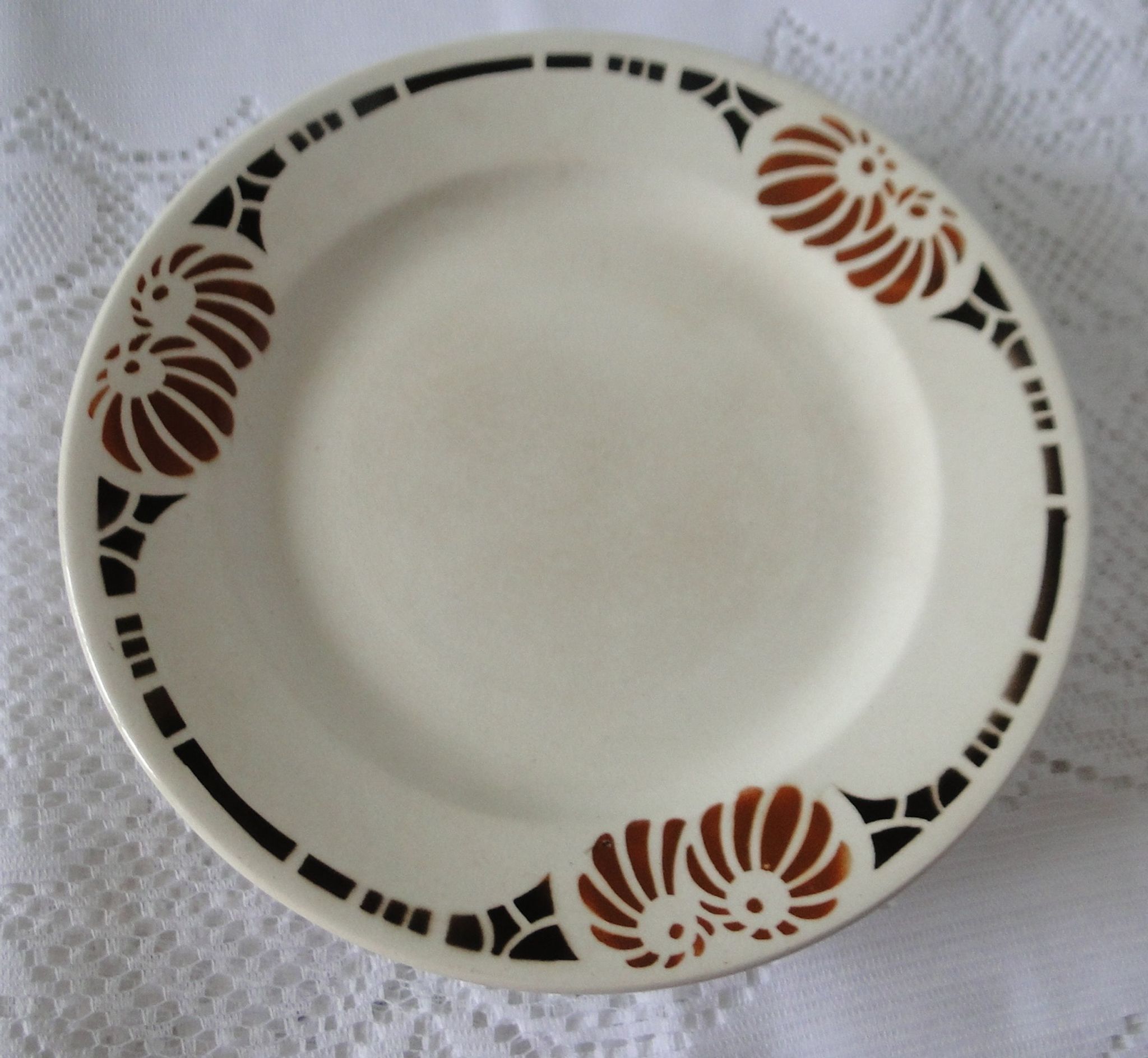 Round flat on foot shower faience art deco ennege 1929